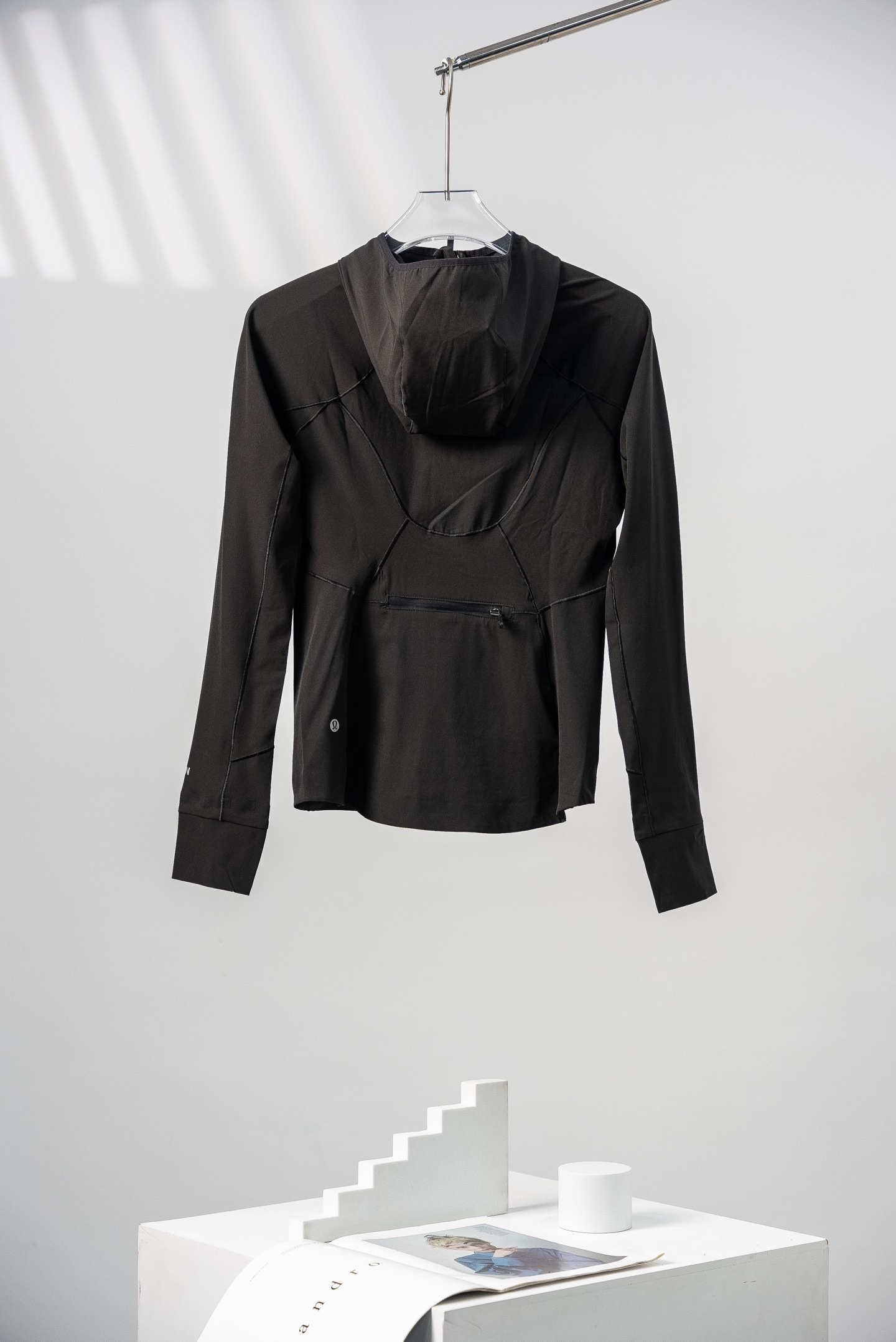 黑色 lululemon露露乐蒙 Mist Over系列 Windbreaker 纯色修身防风速干轻薄连帽皮肤衣夹克 女款