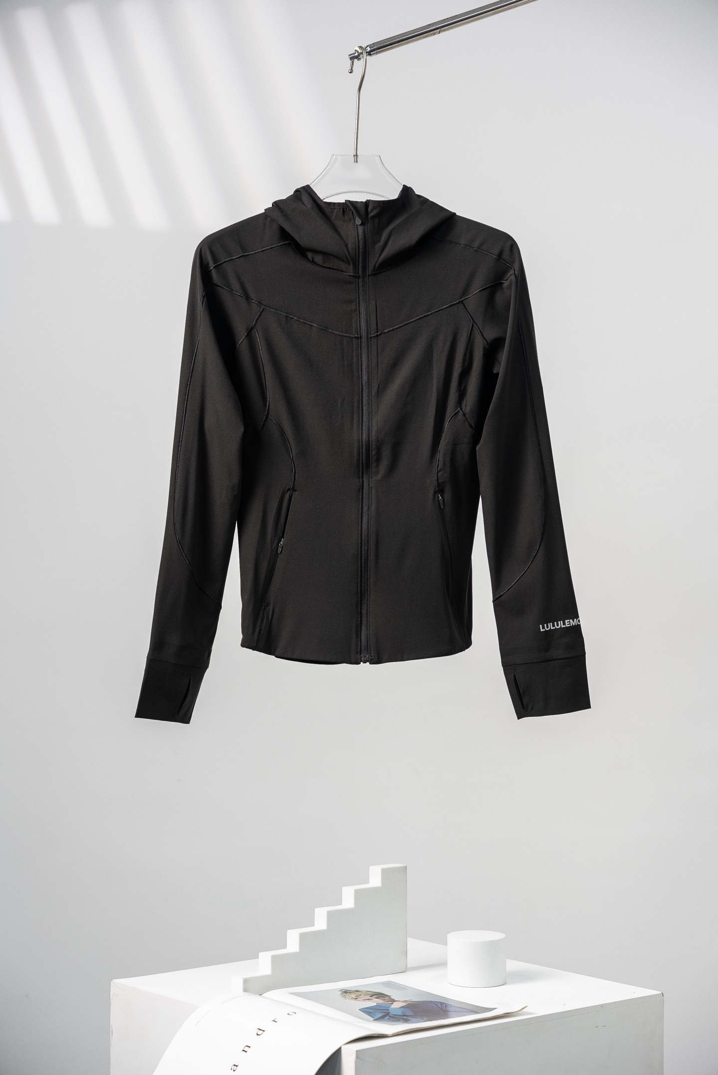 黑色 lululemon露露乐蒙 Mist Over系列 Windbreaker 纯色修身防风速干轻薄连帽皮肤衣夹克 女款