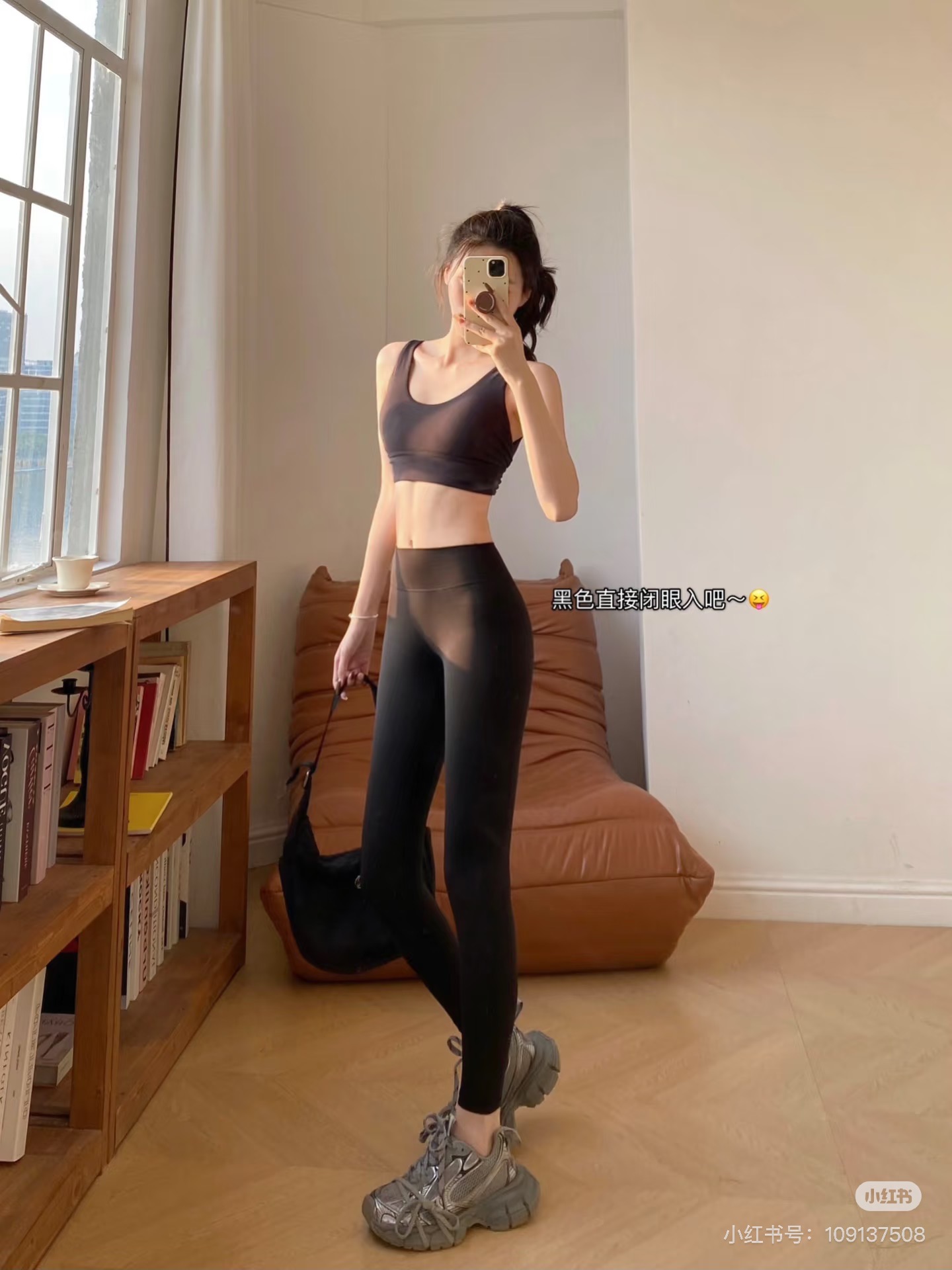 黑色
Lululemon 露露乐檬 女士运动高腰九分瑜伽裤  

全世界最好的打底裤，Lululemon Align女士运动高腰瑜伽裤，超舒适高弹力裸感亲肤九分打底裤健身裤！贸易公司渠道稀出，同步官网发售！女生日常必备款百搭健身裤装，无论是是哪个年龄，无论是做什么运动，一定要穿一次lulu Align，相信你会秒转粉，上身就会舍不得脱下来！ 此款align裸感系列被描述为“buterry- soft”事实确实如此，软糯亲肤，裸感舒适，更加神奇的是即使暴汗的时候，不会有任何湿黏感，会迅速把汗导到裤外，19%氨纶成分使裤子具有足够的弹性，支撑运动者的各种瑜伽运动体位！立体包裹剪裁，中高腰的设计，能隐藏腰部的肉肉和小肚腩，裤裆是一片式剪裁，避免做运动的时候，会有卡裆的尴尬！侧骨线条前移，增加了腿部的线条感和层次叠加感！国内外众多女性纷纷上身的款式，对于比较喜爱潮流的ba女生可以搭配各种上装出街出镜，绝对会让你成为焦点！
线我们采用了高士线，具有高强力、高韧性 不易断线， 具备出色的色牢度，使用先进抗化学药剂，产品长期保持鲜亮色彩。 好的弹性， 且耐洗水、耐漂白。 对高温、低温、潮湿和化学环境有很强的抵抗力。