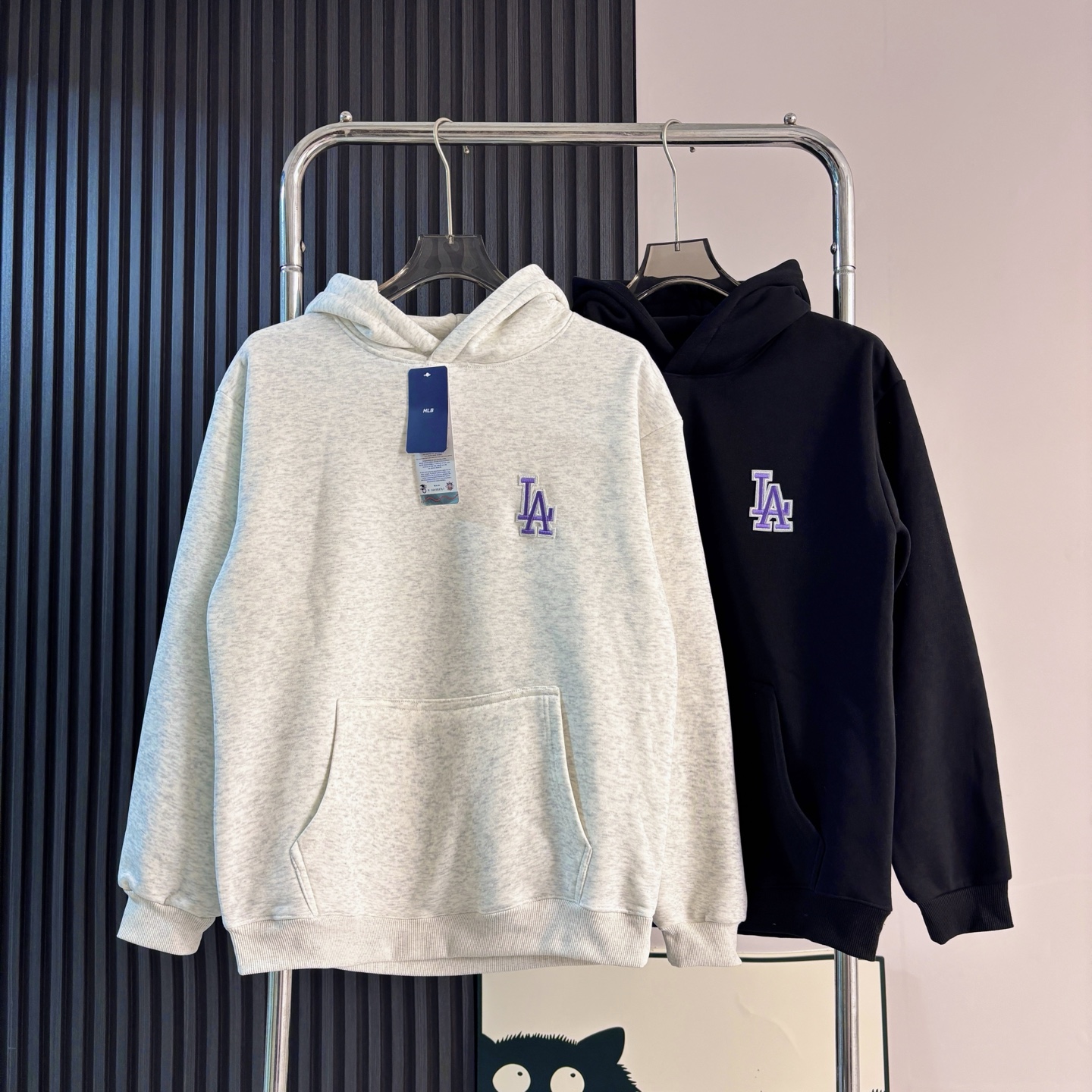 💰200
MLB/NY洋基队贴布绣加绒连帽卫衣
面料用的是国产新疆优质棉纱，新疆棉花是国产棉花中公认的优等材料
耐磨性和透气性较好，贴肤，不容易松垮具有持久挺阔效果，面料光泽度、强度、耐磨性较好，男女情侣款可搭！
颜色:花灰   黑色

尺码    衣长    肩宽	   胸围	   袖长	
M	     68	     51	    108	   56	
L	     70	     53	    112	   57	
XL	     72	     55	    116	   58	
2XL	74	     57	    120	   59
3XL	76	     59	    124	   60

手工测量1-3cm误差属于正常