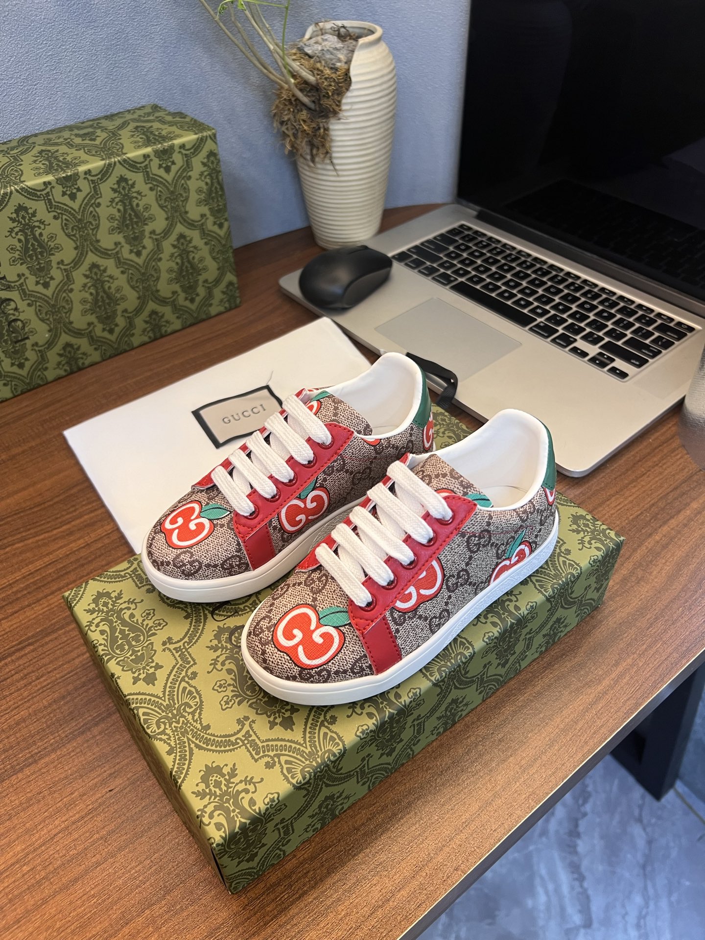 NO:212036,Gucci [Sheepskin Inner], original material, breathable sheepskin Inner, original board anti-slip rubber sole, fine workmanship, original last, comfortable to put on the foot, size: 23-35, Gucci series, gucci, gucci, sheepskin,19860909古奇GUCCI【羊皮内里】,原版材质,透气羊皮里,原板防滑橡胶大底,做工精细 原版楦型 上脚舒适 ,码数:23一35,古驰系列,gucci,gucci,sheepskin,,Children's