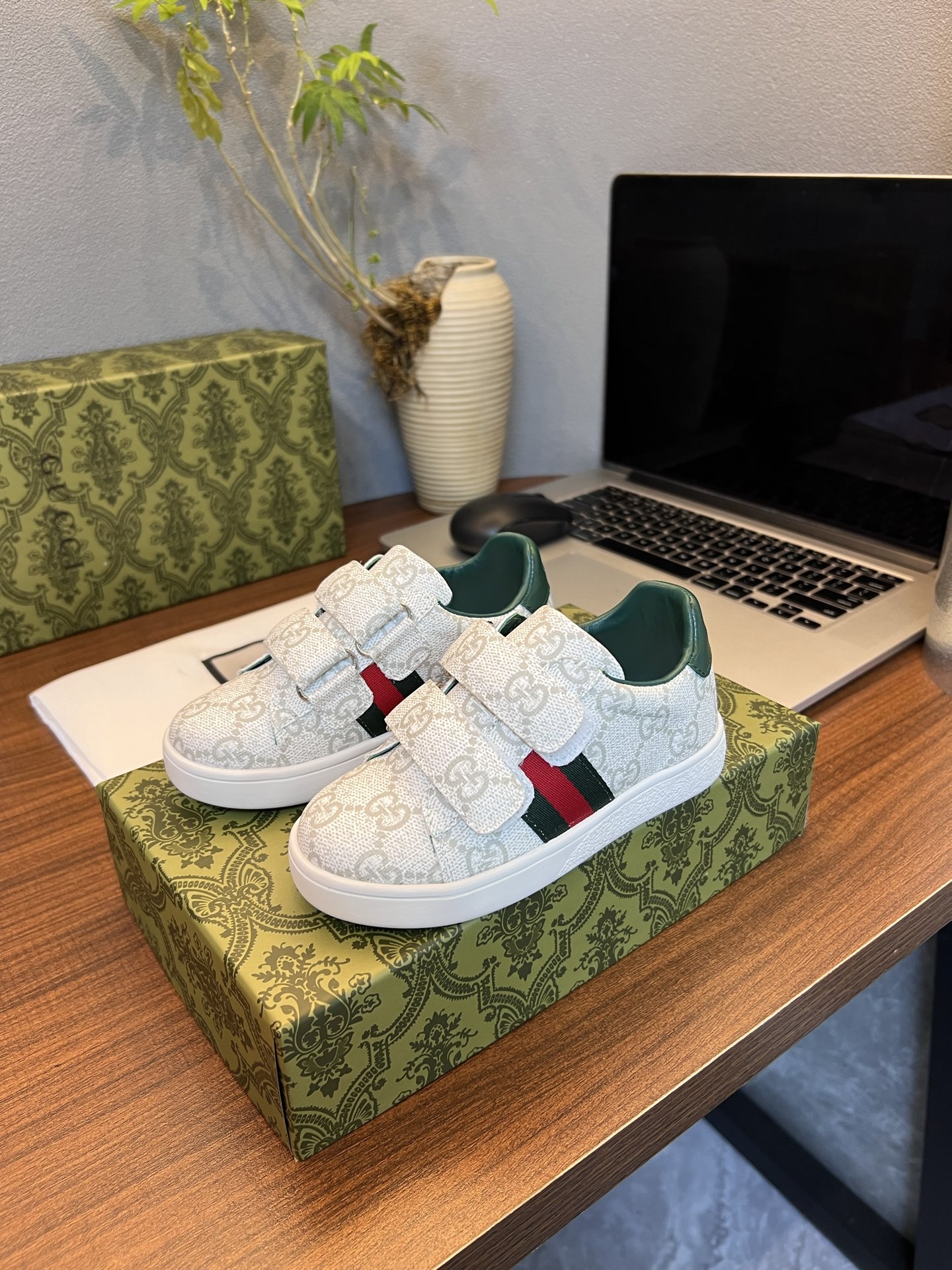 NO:337824,Gucci [Sheepskin Inner], original material, breathable sheepskin Inner, original board anti-slip rubber sole, fine workmanship, original last, comfortable to put on the foot, size: 23-35, Gucci series, gucci, gucci, sheepskin,19860909古奇GUCCI【羊皮内里】,原版材质,透气羊皮里,原板防滑橡胶大底,做工精细 原版楦型 上脚舒适 ,码数:23一35,古驰系列,gucci,gucci,sheepskin,,Children's