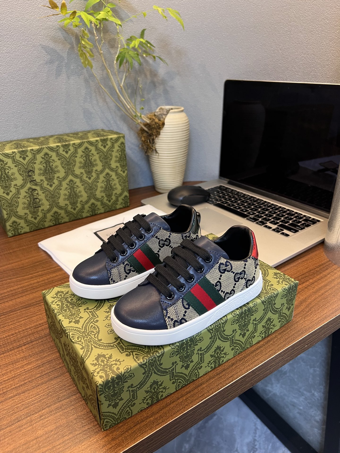 NO:617296,Gucci GUCCI [sheepskin lining], original material, breathable sheepskin lining, original non-slip rubber outsole, fine workmanship, original last shape, comfortable on the feet, code number: 23 to 35, Gucci series, gucci, gucci, sheepskin,19860909古奇GUCCI【羊皮内里】,原版材质,透气羊皮里,原板防滑橡胶大底,做工精细 原版楦型 上脚舒适 ,码数:23一35,古驰系列,gucci,gucci,sheepskin,,Children's