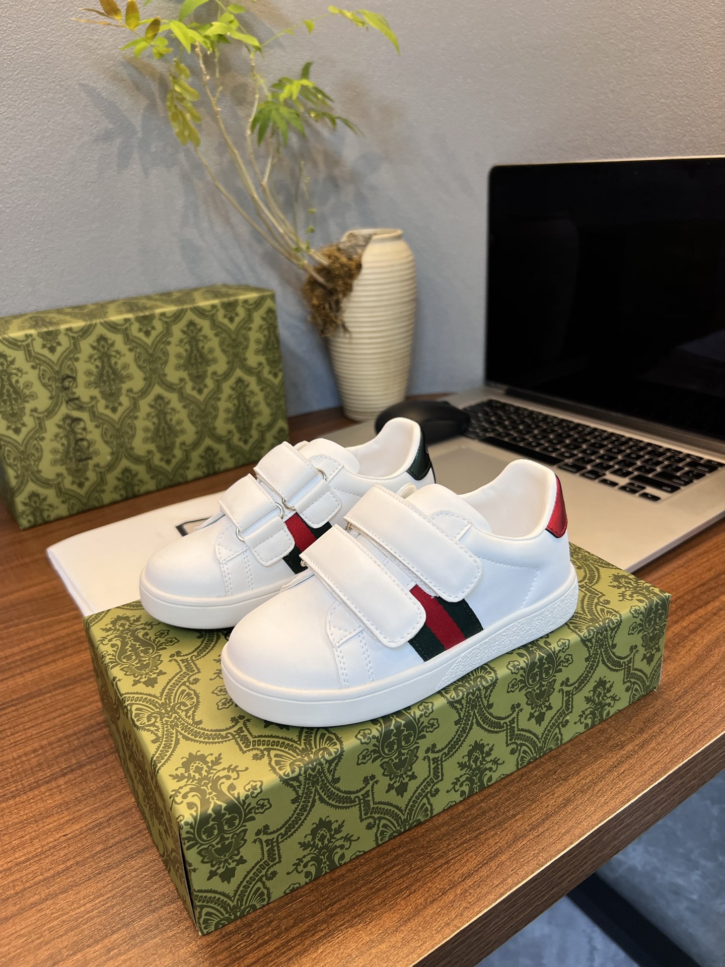 NO:337844,Gucci [Sheepskin Inner], original material, breathable sheepskin Inner, original board anti-slip rubber sole, fine workmanship, original last, comfortable to put on the foot, size: 23-35, Gucci series, gucci, gucci, sheepskin,19860909古奇GUCCI【羊皮内里】,原版材质,透气羊皮里,原板防滑橡胶大底,做工精细 原版楦型 上脚舒适 ,码数:23一35,古驰系列,gucci,gucci,sheepskin,,Children's