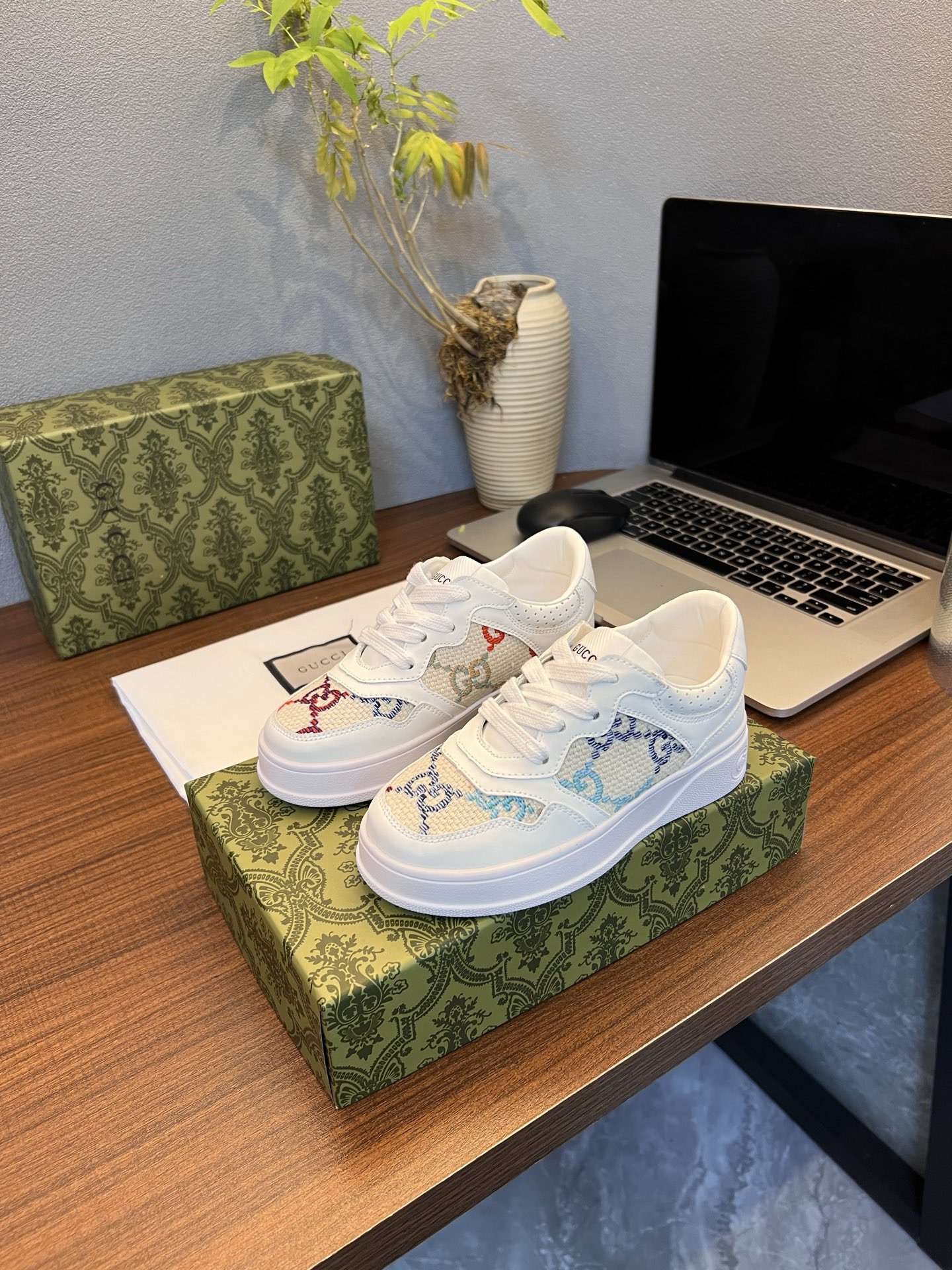 NO:339484,Gucci [Sheepskin Inner], original material, breathable sheepskin Inner, original board anti-slip rubber sole, fine workmanship Original last, comfortable to put on foot, size: 26-35, Gucci series, gucci, gucci, sheepskin,19860909古奇GUCCI【羊皮内里】,原版材质,透气羊皮里,原板防滑橡胶大底,做工精细 原版楦型 上脚舒适 ,码数:26一35,古驰系列,gucci,gucci,sheepskin,,Children's