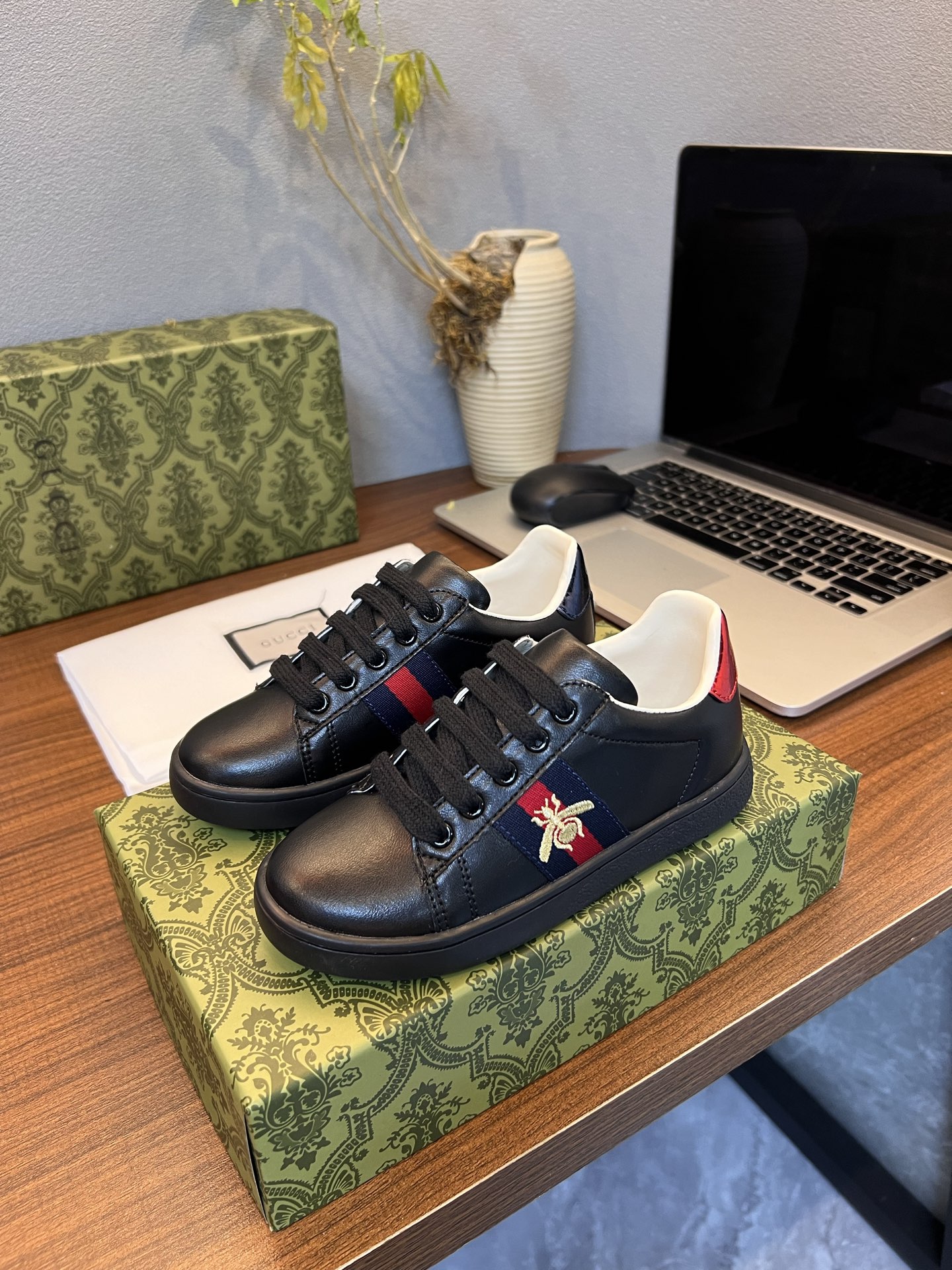 NO:337853,Gucci [Sheepskin Inner], original material, breathable sheepskin Inner, original board anti-slip rubber sole, fine workmanship, original last, comfortable to put on the foot, size: 23-35, Gucci series, gucci, gucci, sheepskin,19860909古奇GUCCI【羊皮内里】,原版材质,透气羊皮里,原板防滑橡胶大底,做工精细 原版楦型 上脚舒适 ,码数:23一35,古驰系列,gucci,gucci,sheepskin,,Children's