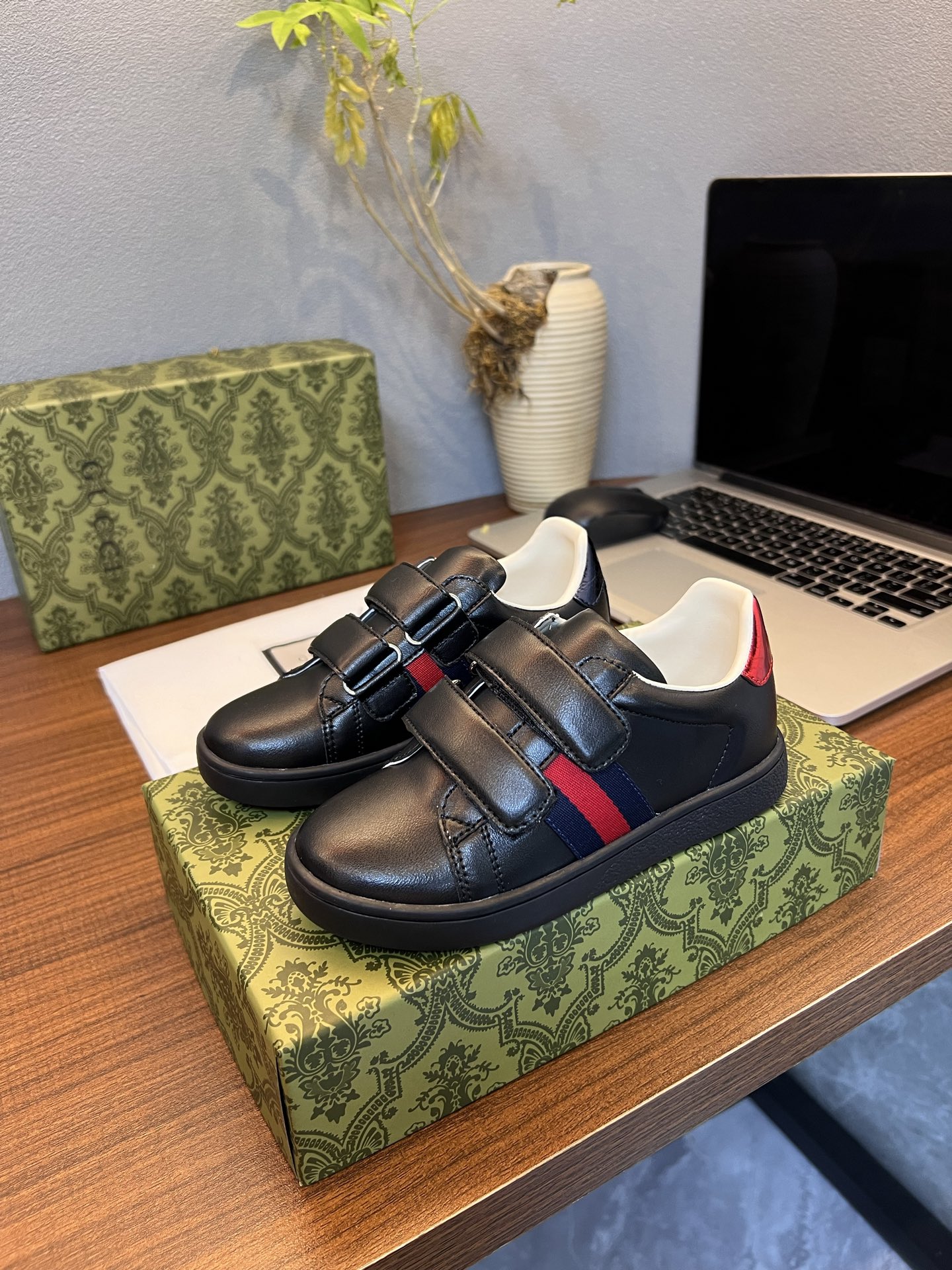 NO:337834,Gucci [Sheepskin Inner], original material, breathable sheepskin Inner, original board anti-slip rubber sole, fine workmanship, original last, comfortable to put on the foot, size: 23-35, Gucci series, gucci, gucci, sheepskin,19860909古奇GUCCI【羊皮内里】,原版材质,透气羊皮里,原板防滑橡胶大底,做工精细 原版楦型 上脚舒适 ,码数:23一35,古驰系列,gucci,gucci,sheepskin,,Children's