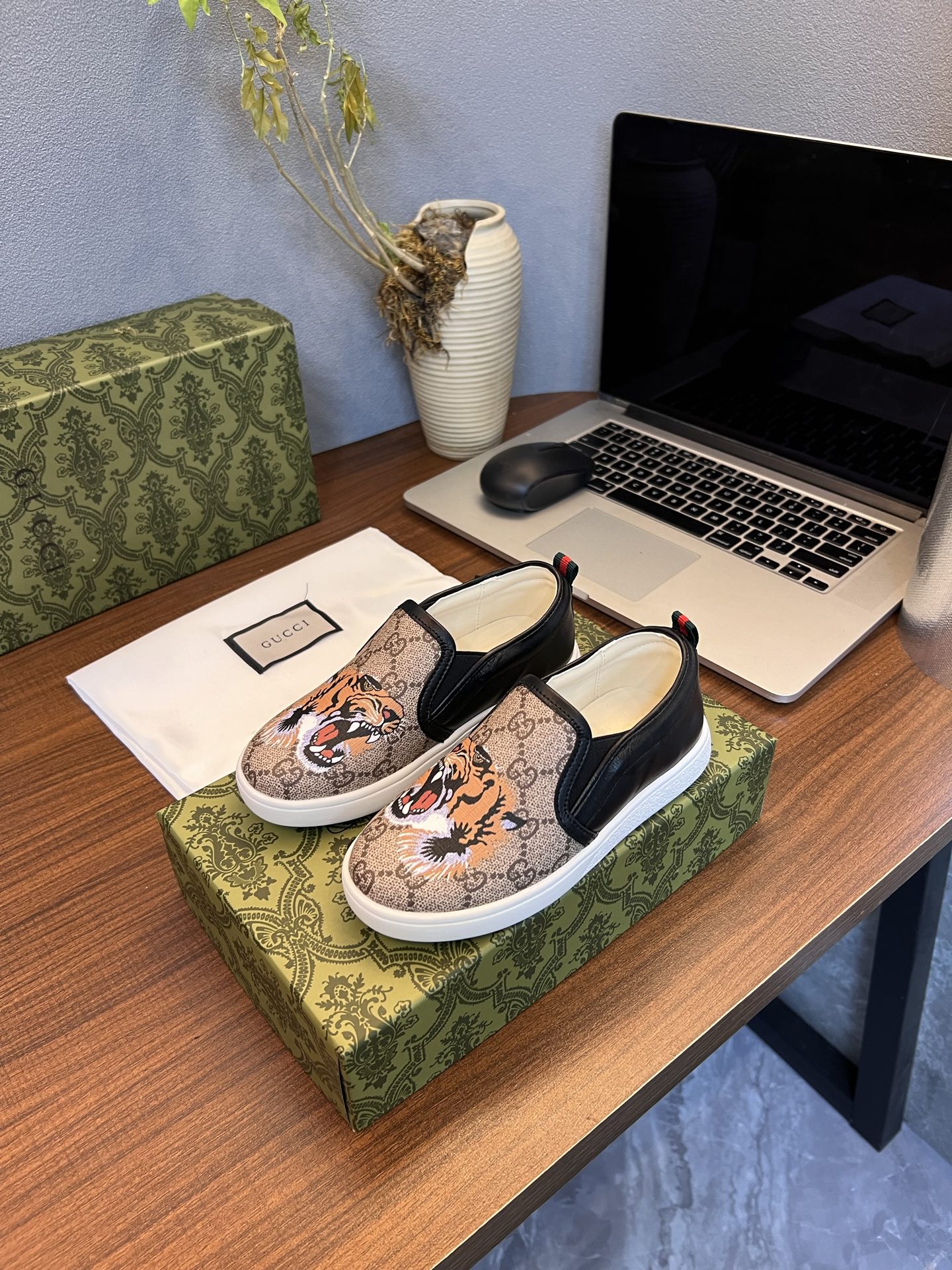 NO:338367,Gucci [Sheepskin Inner], original material, breathable sheepskin Inner, original board anti-slip rubber sole, fine workmanship, original last, comfortable to put on the foot, size: 23-35, Gucci series, gucci, gucci, sheepskin,19860909古奇GUCCI【羊皮内里】,原版材质,透气羊皮里,原板防滑橡胶大底,做工精细 原版楦型 上脚舒适 ,码数:23一35,古驰系列,gucci,gucci,sheepskin,,Children's