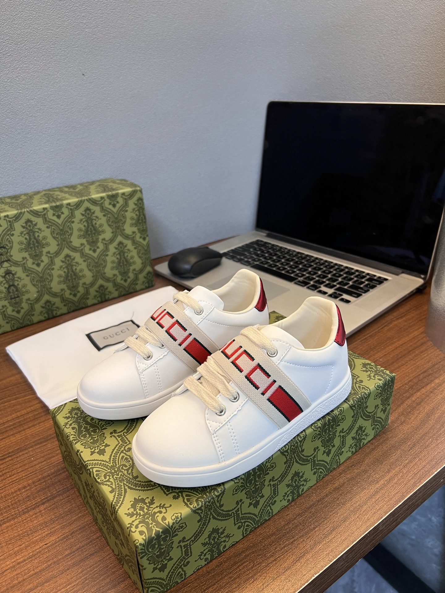 NO:617292,Gucci GUCCI [sheepskin lining], original material, breathable sheepskin lining, original non-slip rubber outsole, fine workmanship, original last shape, comfortable on the feet, code number: 23 to 35, Gucci series, gucci, gucci, sheepskin,19860909古奇GUCCI【羊皮内里】,原版材质,透气羊皮里,原板防滑橡胶大底,做工精细 原版楦型 上脚舒适 ,码数:23一35,古驰系列,gucci,gucci,sheepskin,,Children's