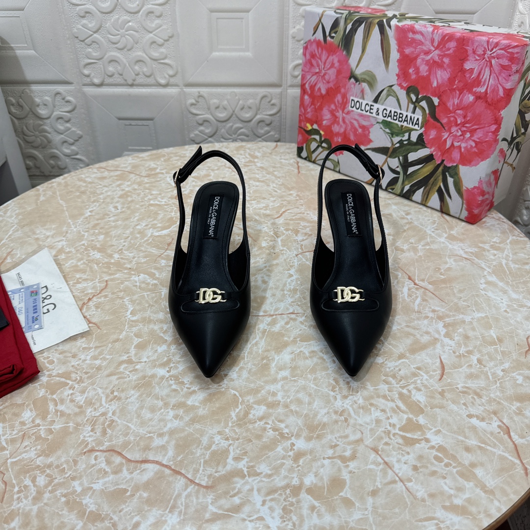 NO:559512,DG. Top version. High quality new model. 1:1 mold opening. DG buckle low heel shoes with empty back. Upper cowhide. Sheepskin lining. Heel height: 6.5cm. Outsole. Grade A original black leather outsole. Size SIZE.34–43 (34.42.43 custom-made, non-returnable and non-exchangeable). High-heeled sandals, sandals, high heels, cowhide, sheepskin, Leather soles19860909DG.顶级版本.高品质 新款 专柜同步 1:1开模 DG扣饰矮跟后空鞋 鞋面牛皮 内里羊皮  跟高:6.5cm 大底A级原版黑色真皮大底 码数SIZE.34–43（34.42.43订做不退不换）,高跟鞋凉鞋,sandals,high heels,cowhide,sheepskin,Leather soles,Women's Shoes