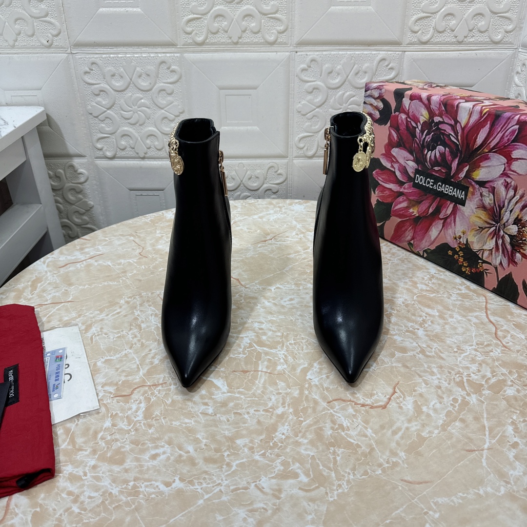 NO:694174,DG. Top version. High quality black brown 2025 new style exclusive mold DG diamond buckle chain design high heel boots upper cowhide leather lining sheepskin heel height: 10.5cm outsole A grade original black leather outsole size SIZE.34–43 (34.42.43 custom-made non-refundable), boots, boots, cowhide, sheepskin, Leather soles19860909DG.顶级版本.高品质 黑色 咖啡色 2025新款 独家开模 DG钻扣 链条设计 高跟短靴 鞋面牛皮 内里羊皮  跟高:10.5cm 大底A级原版黑色真皮大底 码数SIZE.34–43（34.42.43订做不退不换）,靴子,boots,cowhide,sheepskin,Leather soles,Women's Shoes