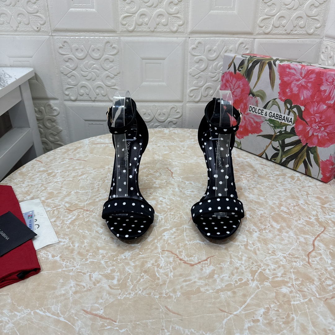 NO:694173,DG. Top version. High quality 2025 new model. Exclusive molding. Big gold buckle DG heel sandals. Silk printing on the upper. Sheepskin lining. Heel height: 10.5cm. Outsole. Grade A original black leather outsole. Size SIZE.34–43 (34.42.43 custom-made, non-refundable and non-exchangeable). High-heeled sandals, sandals, high heels, sheepskin, real silk, Leather soles19860909DG.顶级版本.高品质 2025新款 独家开模 大金扣DG跟凉鞋 鞋面真丝打印 内里羊皮  跟高:10.5cm 大底A级原版黑色真皮大底 码数SIZE.34–43（34.42.43订做不退不换）,高跟鞋凉鞋,sandals,high heels,sheepskin,real silk,Leather soles,Women's Shoes