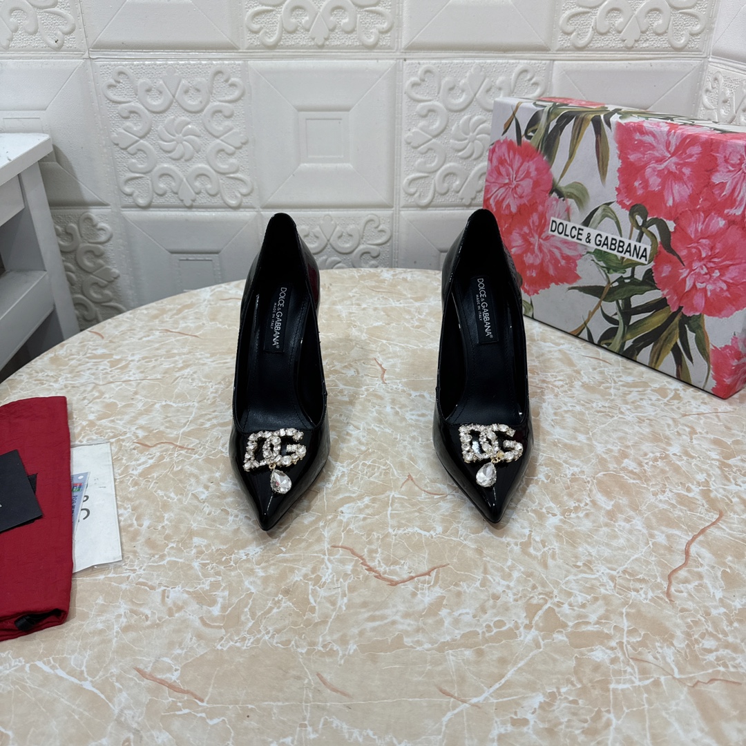 NO:694169,DG. Top version. High quality 2025 exclusive open-molded rhinestone new model. High-heeled shoes. Patent leather upper. Sheepskin lining. Heel height: 10.5cm. Outsole. Grade A original black leather outsole. Size SIZE.34–43 (34.42.43 is custom-made and cannot be returned or exchanged). High-heeled shoes, high heels, sheepskin, Leather soles19860909DG.顶级版本.高品质 2025独家开模水钻新款 高跟单鞋 鞋面漆皮 内里羊皮 跟高:10.5cm 大底A级原版黑色真皮大底 码数SIZE.34–43（34.42.43订做不退不换）,高跟鞋单鞋,high heels,sheepskin,Leather soles,Women's Shoes