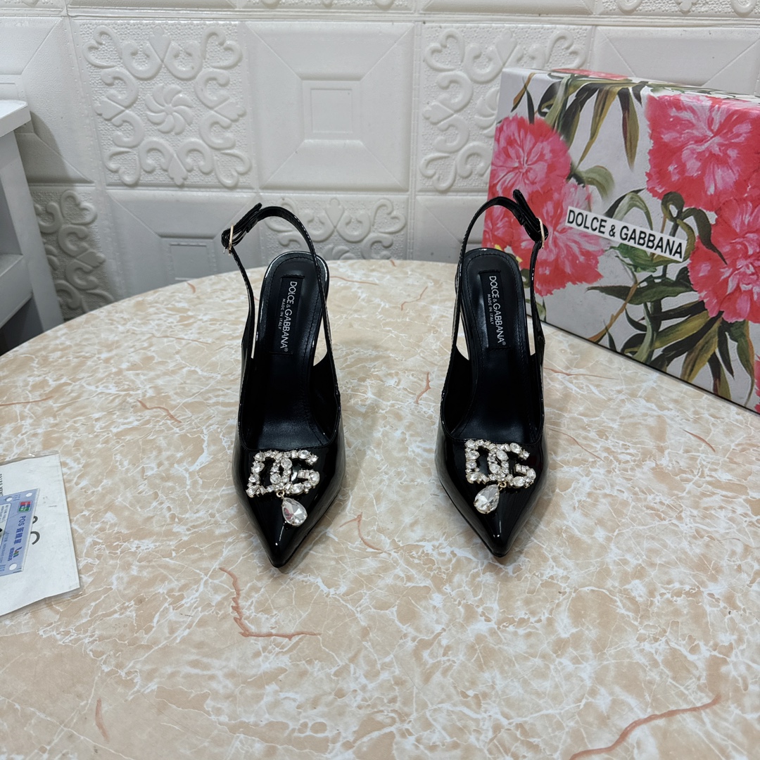 NO:694153,DG. Top version. High quality. Exclusive molded rhinestone new model. High-heeled sandals. Patent leather upper. Sheepskin lining. Heel height: 6.5cm/10.5cm. Outsole. Grade A original black leather outsole. Size SIZE.34–43 (34.42.43 is custom-made and cannot be returned or exchanged). High-heeled sandals, sandals, high heels, sheepskin, Leather soles19860909DG.顶级版本.高品质 独家开模水钻新款 高跟凉鞋 鞋面漆皮 内里羊皮 跟高:6.5cm/10.5cm 大底A级原版黑色真皮大底 码数SIZE.34–43（34.42.43订做不退不换）,高跟鞋凉鞋,sandals,high heels,sheepskin,Leather soles,Women's Shoes