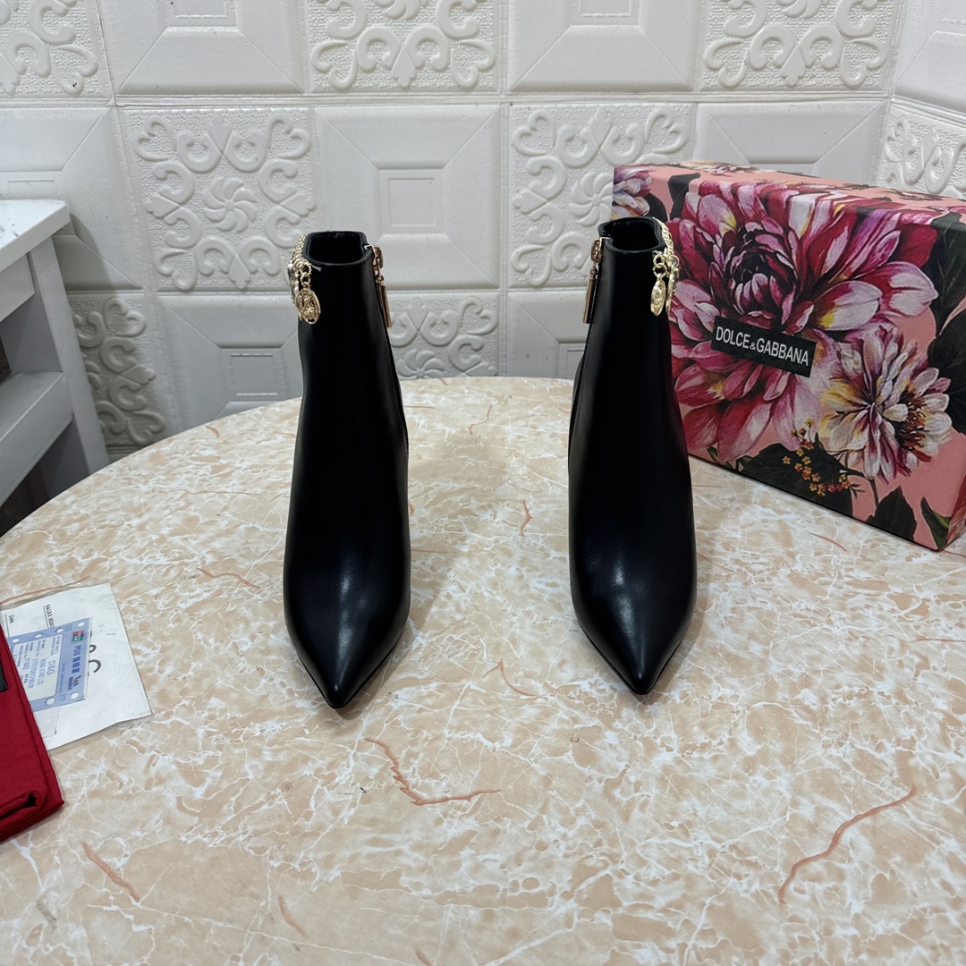 NO:592776,DG. Top version. High quality black brown new style exclusive mold DG mandarin duck heel chain decorated high heel short boots upper cowhide leather lining sheepskin heel height: 10.5cm outsole A grade original black genuine leather outsole size SIZE.34–43 (34.42.43 customized non-refundable), high-heeled shoes, boots, high heels, cowhide, sheepskin, Leather soles19860909DG.顶级版本.高品质 黑色 咖啡色 新款 独家开模 DG鸳鸯跟 链条装饰高跟短靴 鞋面牛皮 内里羊皮  跟高:10.5cm 大底A级原版黑色真皮大底 码数SIZE.34–43（34.42.43订做不退不换）,高跟鞋单鞋,boots,high heels,cowhide,sheepskin,Leather soles,Women's Shoes