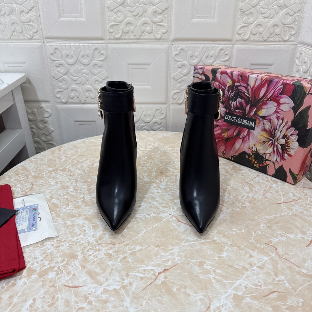 NO:592778,DG. Top version. High quality black brown new style exclusive mold DG mandarin duck heels rhinestone decorated high heel short boots upper cowhide leather lining sheepskin heel height: 10.5cm outsole A grade original black genuine leather outsole size SIZE.34–43 (34.42.43 custom made non-refundable), high-heeled shoes, boots, high heels, cowhide, sheepskin, Leather soles19860909DG.顶级版本.高品质 黑色 咖啡色 新款 独家开模 DG鸳鸯跟 水钻装饰高跟短靴 鞋面牛皮 内里羊皮  跟高:10.5cm 大底A级原版黑色真皮大底 码数SIZE.34–43（34.42.43订做不退不换）,高跟鞋单鞋,boots,high heels,cowhide,sheepskin,Leather soles,Women's Shoes