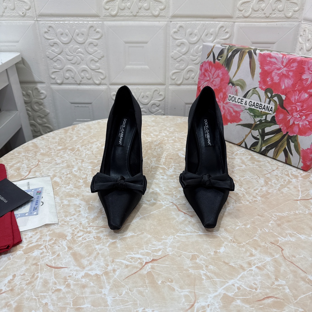 NO:234995,DG. Top version. High quality 2025 new model 1:1 mold opening bow decorative high heels, upper silk fabric, inner sheepskin heel height: 10.5cm outsole A-grade original black leather outsole size SIZE.34–43 (34.42.43 custom made, no return or exchange), high heels, Dolce & Gabbana, high heels, sheepskin, real silk, Leather soles19860909DG.顶级版本.高品质 2025新款 1:1开模 蝴蝶结装饰高跟鞋 鞋面真丝面料 内里羊皮 跟高:10.5cm 大底A级原版黑色真皮大底 码数SIZE.34–43（34.42.43订做不退不换）,高跟鞋,Dolce&Gabbana,high heels,sheepskin,real silk,Leather soles,Women's Shoes