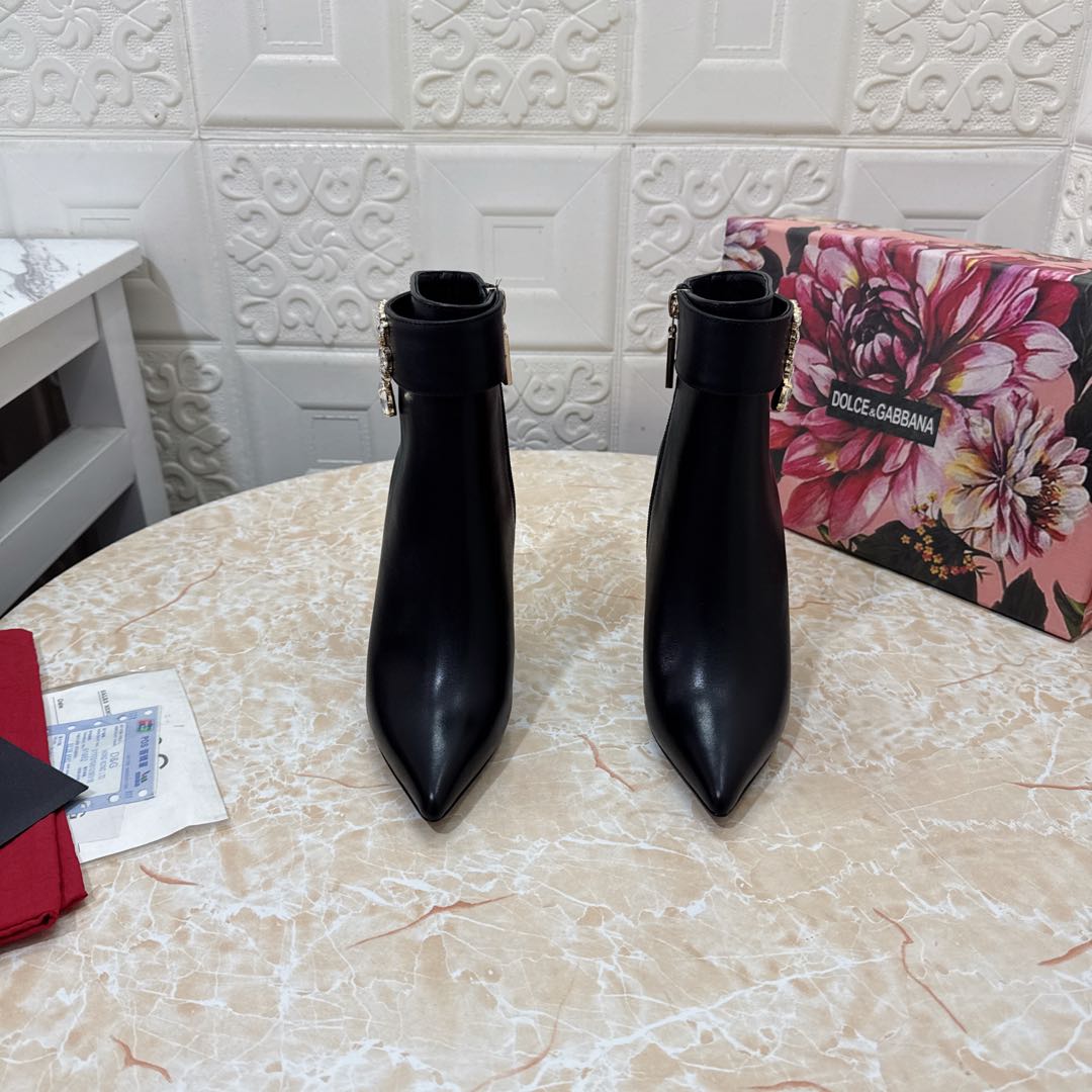 NO:592761,DG. Top version. High quality black brown new style exclusive mold DG rhinestone heel rhinestone buckle decorated high heel short boots upper cowhide leather lining sheepskin heel height: 10.5cm outsole A grade original black leather outsole size SIZE.34–43 (34.42.43 custom made non-refundable), high-heeled shoes, boots, high heels, cowhide, sheepskin, Leather soles19860909DG.顶级版本.高品质 黑色 咖啡色 新款 独家开模 DG水钻跟 水钻扣装饰高跟短靴 鞋面牛皮 内里羊皮  跟高:10.5cm 大底A级原版黑色真皮大底 码数SIZE.34–43（34.42.43订做不退不换）,高跟鞋单鞋,boots,high heels,cowhide,sheepskin,Leather soles,Women's Shoes