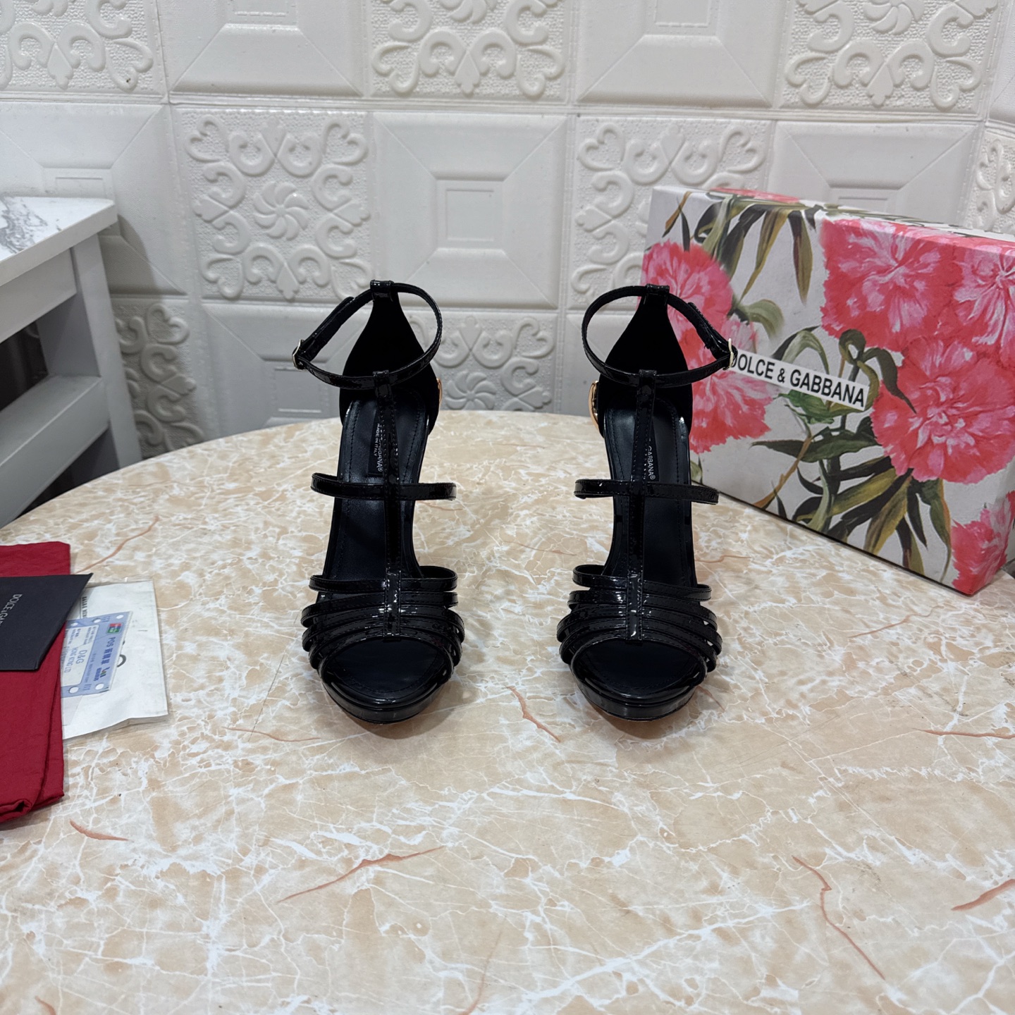 NO:164567,DG. Top version. High quality New 1:1 mold opening classic sandals, upper patent leather, inner sheepskin, heel height: 12cm water table 1.5cm outsole, grade A original apricot leather outsole, size SIZE.34–43 (34.42.43 custom made, no return or replacement), sandals, Dolce & Gabbana, sandals, sheepskin, Leather soles19860909DG.顶级版本.高品质 新款 1:1开模 经典款凉鞋 鞋面漆皮 内里羊皮  跟高:12cm 水台 1.5cm 大底A级原版杏色真皮大底 码数SIZE.34–43（34.42.43订做不退不换）,凉鞋,Dolce&Gabbana,sandals,sheepskin,Leather soles,Women's Shoes