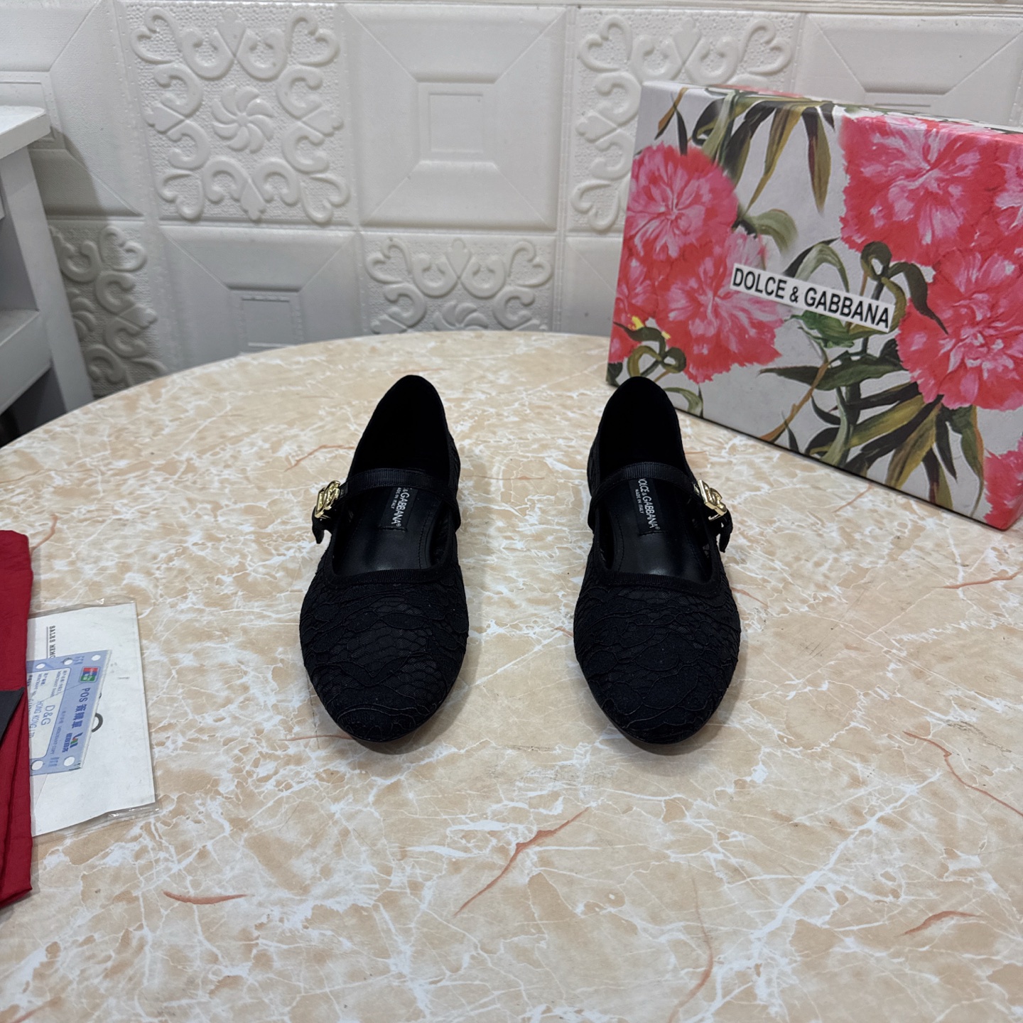 NO:234334,DG. Top version. High quality 2025 new model. Official website synchronization 1:1 mold opening lace flat single shoes, upper lace inner sheepskin, heel height: flat sole, outsole, A-grade original black leather outsole, size SIZE.34–43 (34.42.43 custom made, no return or replacement), single shoes, Dolce & Gabbana, sheepskin, Leather soles19860909DG.顶级版本.高品质 2025新款 官网同步 1:1开模 蕾丝平底单鞋 鞋面蕾丝 内里羊皮  跟高:平底 大底A级原版黑色真皮大底 码数SIZE.34–43（34.42.43订做不退不换）,单鞋,Dolce&Gabbana,sheepskin,Leather soles,Women's Shoes
