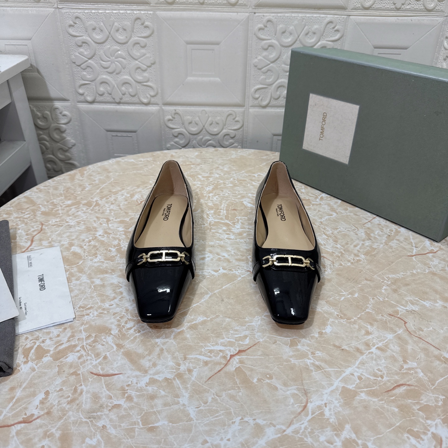 NO:234981,TOM FORD Top Version High Quality 2025 New Logo Chain Decorative Flat Shoes Upper Patent Leather Float Sheepskin Heel High Flat Sole AAA Grade Original Leather Outsole SIZE34-43 (34 42 43 Customized No Returns) P, Single Shoes, Tom ford, Flats, Sheepskin, Leather Soles19860909TOM FORD顶级版本 高品质 2025新款 logo链条装饰平底鞋 鞋面漆皮 垫脚羊皮 跟高平底 鞋底AAA级原版真皮大底 SIZE34-43（34 42 43订做不退换） P,单鞋,tom ford,flats,sheepskin,Leather soles,Women's Shoes