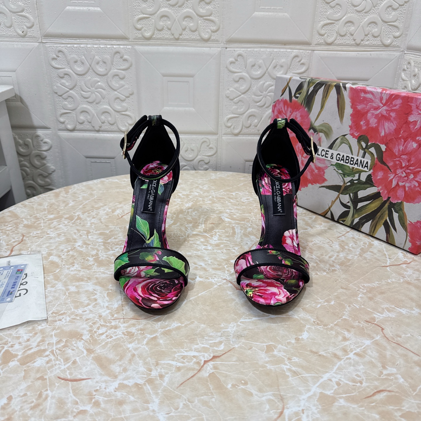 NO:225480,DG. Top version. High quality 2025 new model. Official website synchronization 1:1 mold opening DG big gold buckle heel sandals upper cowhide 3D printing inner sheepskin heel height: 10.5cm outsole A-grade original black leather outsole size SIZE.34–43 (34.42.43 custom made without return or exchange), high heels, Dolce & Gabbana, sandals, high heels, cowhide, sheepskin, Leather soles19860909DG.顶级版本.高品质 2025新款 官网同步 1:1开模 DG大金扣跟凉鞋 鞋面牛皮3D打印 内里羊皮  跟高:10.5cm 大底A级原版黑色真皮大底 码数SIZE.34–43（34.42.43订做不退不换）,高跟鞋,Dolce&Gabbana,sandals,high heels,cowhide,sheepskin,Leather soles,Women's Shoes