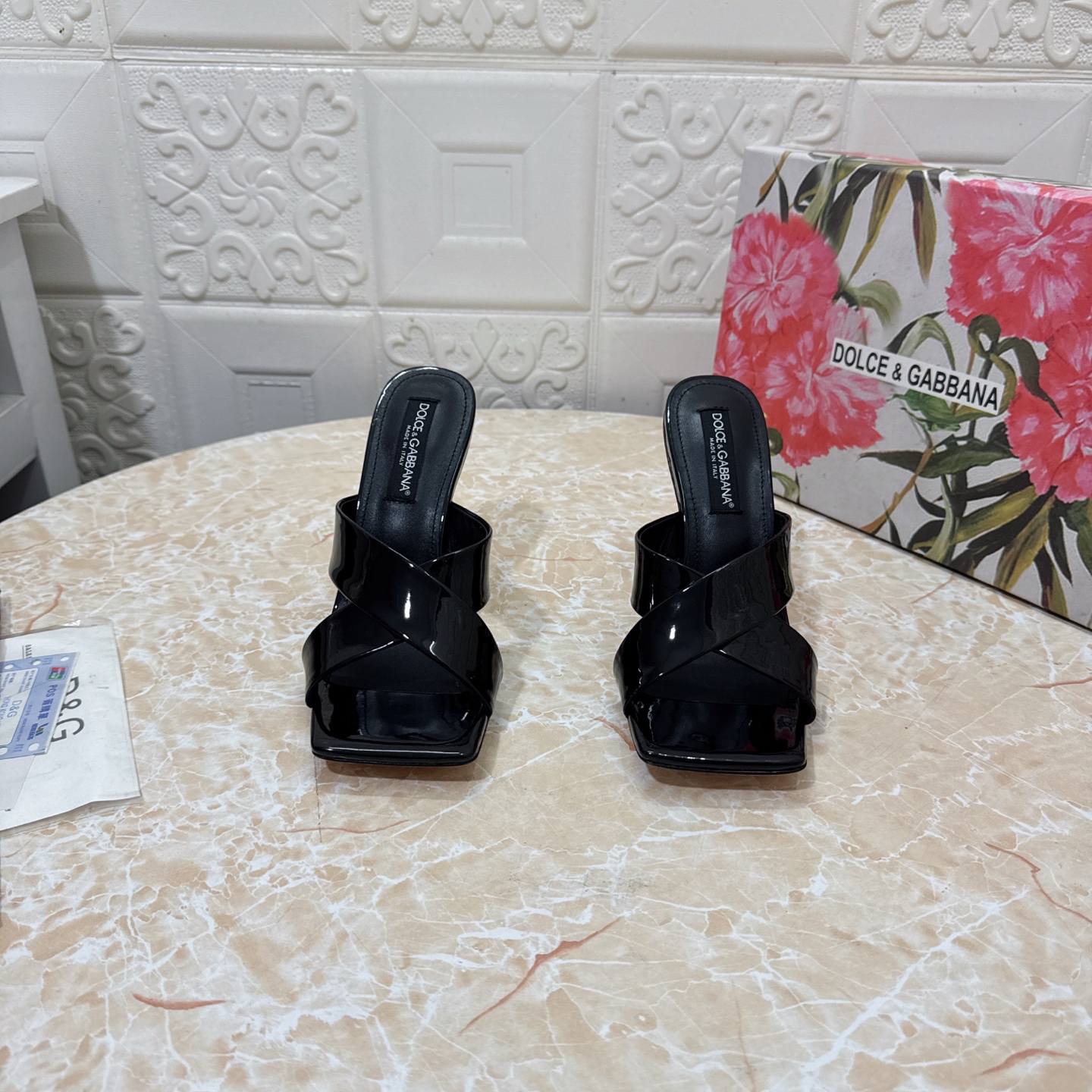 NO:225468,DG. Top version. High quality 2025 new DG big gold buckle heel classic sandals upper patent leather inner sheepskin heel height: 10.5cm outsole A-class original leather outsole size SIZE.34–43 (34.42.43 custom made without return or exchange), high heels, Dolce & Gabbana, sandals, high heels, sheepskin, Leather soles19860909DG.顶级版本.高品质 2025新款 DG大金扣跟 经典款凉鞋 鞋面漆皮 内里羊皮  跟高:10.5cm 大底A级原版真皮大底 码数SIZE.34–43（34.42.43订做不退不换）,高跟鞋,Dolce&Gabbana,sandals,high heels,sheepskin,Leather soles,Women's Shoes