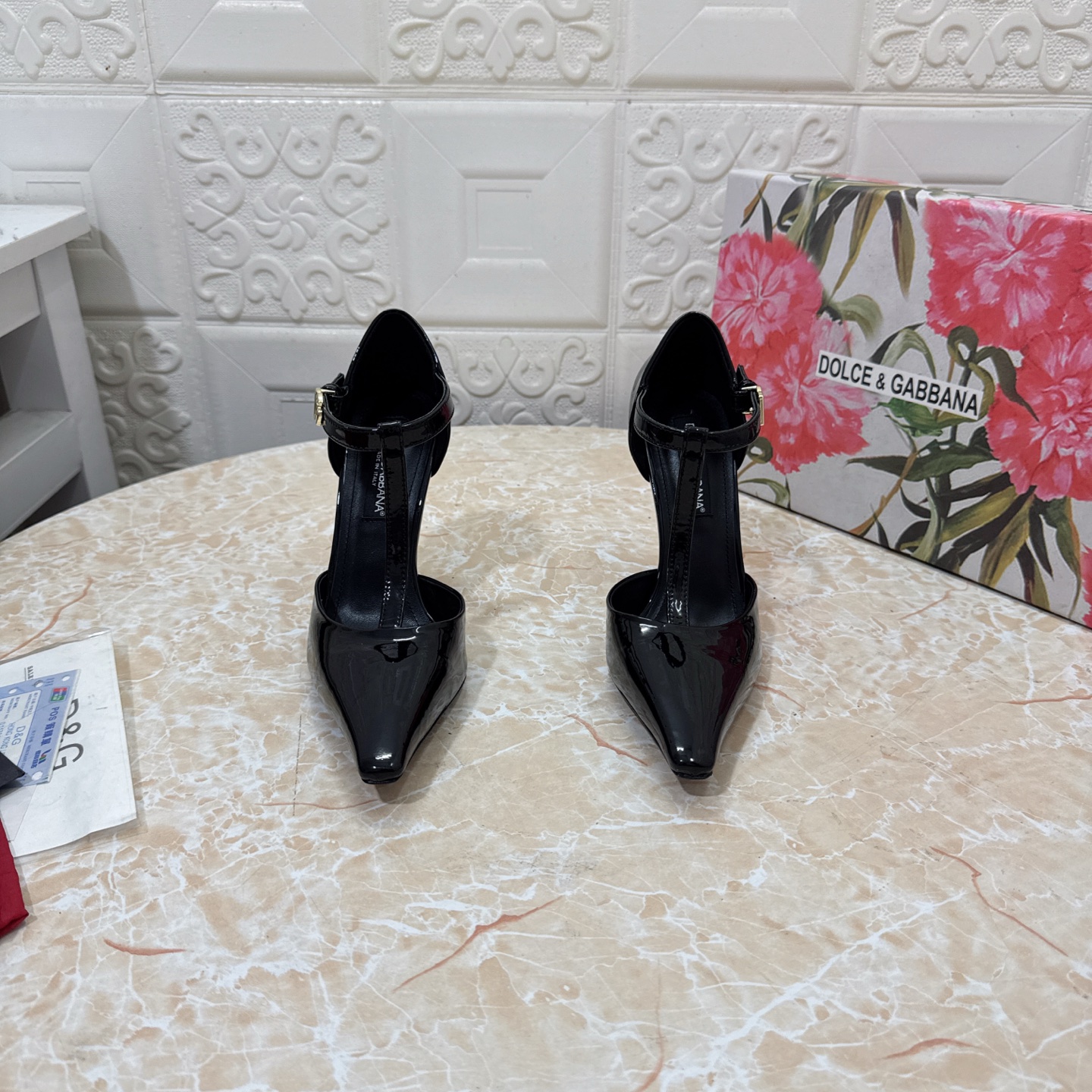 NO:225431,DG. Top version. High quality 2025 new model. Official website synchronization 1:1 mold opening, thin heel sandals, upper patent leather/stone pattern, inner sheepskin, heel height: 10.5cm, outsole, A-class original leather outsole, size SIZE.34–43 (34.42.43 custom made, no return or exchange), high heels, Dolce & Gabbana, sandals, high heels, sheepskin, Leather soles19860909DG.顶级版本.高品质 2025新款 官网同步 1:1开模 细跟凉鞋 鞋面漆皮/石头纹 内里羊皮  跟高:10.5cm 大底A级原版真皮大底 码数SIZE.34–43（34.42.43订做不退不换）,高跟鞋,Dolce&Gabbana,sandals,high heels,sheepskin,Leather soles,Women's Shoes