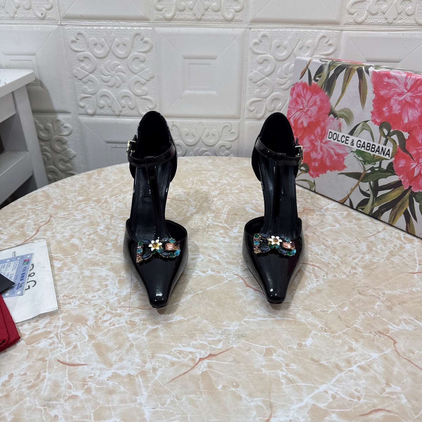 NO:225415,DG. Top version. High quality 2025 new model Exclusive molded DG rhinestone buckle thin heel sandals Upper patent leather/stone pattern Inner sheepskin Heel height: 10.5cm Outsole A-grade original leather outsole Size SIZE.34–43 (34.42.43 Custom made without return or replacement), high heels, Dolce & Gabbana, sandals, high heels, sheepskin, Leather soles19860909DG.顶级版本.高品质 2025新款 独家开模DG水钻扣细跟凉鞋 鞋面漆皮/石头纹 内里羊皮  跟高:10.5cm 大底A级原版真皮大底 码数SIZE.34–43（34.42.43订做不退不换）,高跟鞋,Dolce&Gabbana,sandals,high heels,sheepskin,Leather soles,Women's Shoes