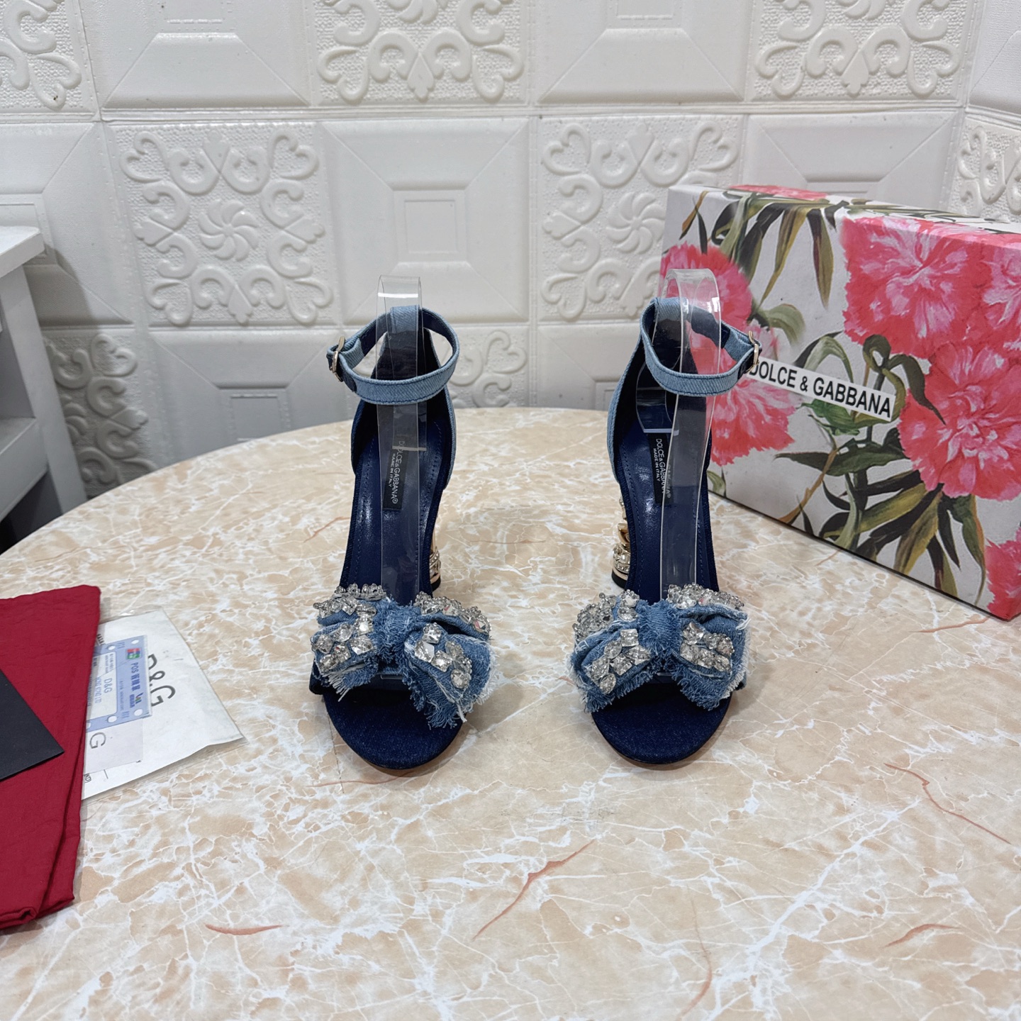 NO:249524,DG. Top version. High quality 2025 new model Exclusive molded DG rhinestone buckle heel sandals, upper denim, inner sheepskin, heel height: 10.5cm, outsole, A-class original leather outsole, size SIZE.34–43 (34.42.43 custom made, no return or replacement), high heels, Dolce & Gabbana, sandals, high heels, sheepskin, Leather soles19860909DG.顶级版本.高品质 2025新款 独家开模DG水钻扣跟凉鞋 鞋面牛仔布 内里羊皮  跟高:10.5cm 大底A级原版真皮大底 码数SIZE.34–43（34.42.43订做不退不换）,高跟鞋凉鞋,Dolce&Gabbana,sandals,high heels,sheepskin,Leather soles,Women's Shoes