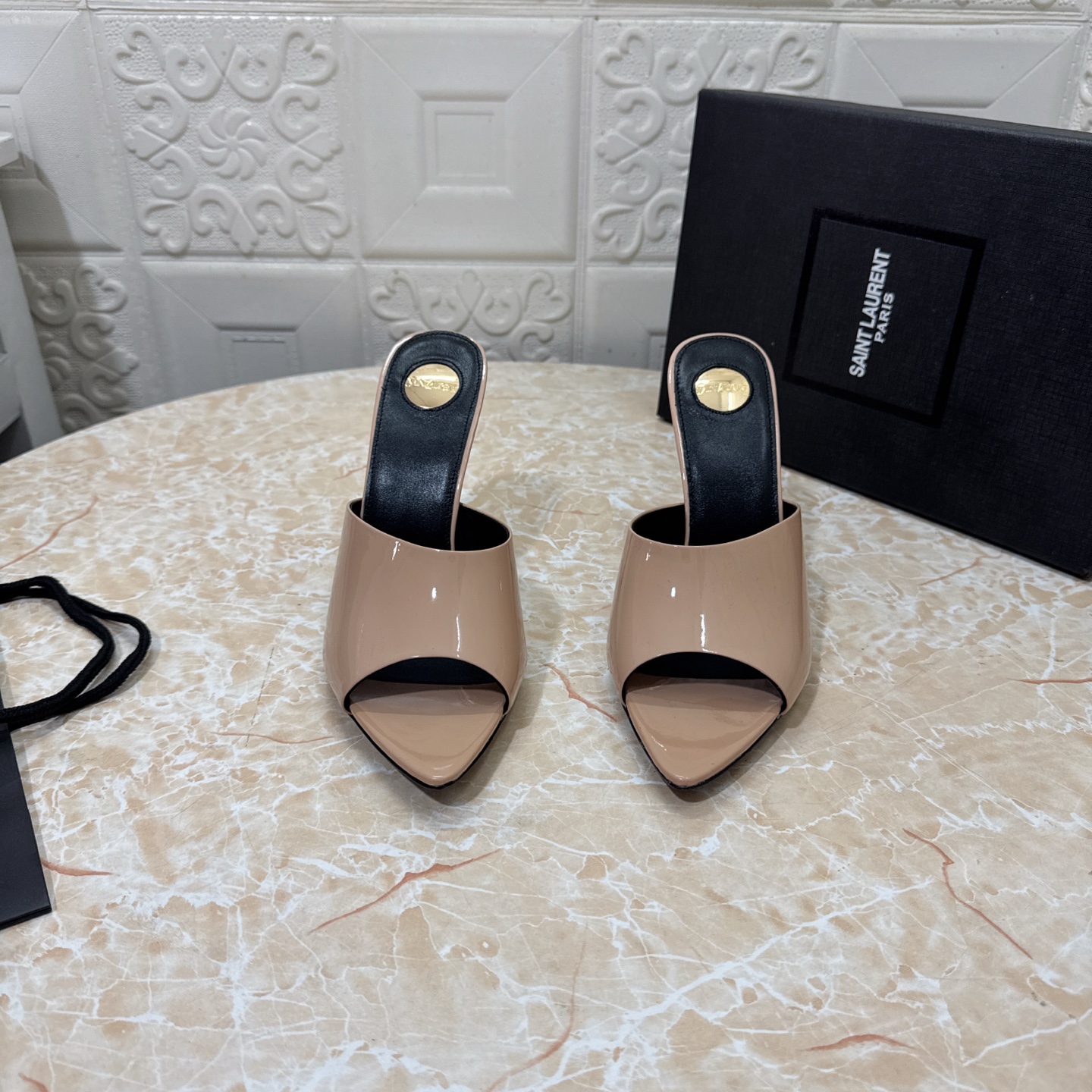 NO:255002,YSL. Top version. High quality. Configure full packaging 2025 new model. Official website synchronization 1:1 mold opening, thin heel sandals, silk upper/paper leather inner sheepskin heel height: 10.5cm outsole A-grade original black leather outsole size SIZE.34–43 (34.42.43 custom made, no return or replacement), high heels, saint laurent, sandals, high heels, slippers, sheepskin, real silk, Leather soles19860909YSL.顶级版本.高品质. 配置全套包装 2025新款 官网同步 1:1开模 细跟凉鞋 鞋面真丝/漆皮 内里羊皮 跟高:10.5cm 大底A级原版黑色真皮大底 码数SIZE.34–43（34.42.43订做不退不换）,高跟鞋拖鞋,saint laurent,sandals,high heels,slippers,sheepskin,real silk,Leather soles,Women's Shoes