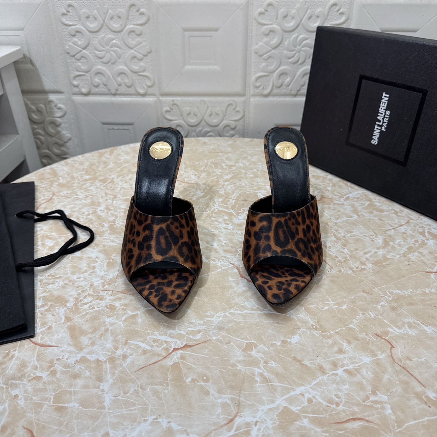 NO:255006,YSL. Top version. High quality. Configure full packaging 2025 new model. Official website synchronization 1:1 mold opening, thin heel sandals, silk upper/paper leather inner sheepskin heel height: 10.5cm outsole A-grade original black leather outsole size SIZE.34–43 (34.42.43 custom made, no return or replacement), high heels, saint laurent, sandals, high heels, slippers, sheepskin, real silk, Leather soles19860909YSL.顶级版本.高品质. 配置全套包装 2025新款 官网同步 1:1开模 细跟凉鞋 鞋面真丝/漆皮 内里羊皮 跟高:10.5cm 大底A级原版黑色真皮大底 码数SIZE.34–43（34.42.43订做不退不换）,高跟鞋拖鞋,saint laurent,sandals,high heels,slippers,sheepskin,real silk,Leather soles,Women's Shoes
