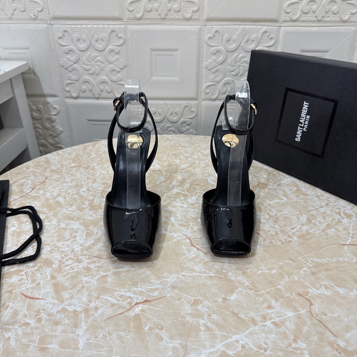 NO:239399,YSL. Top version. High quality. Configure full packaging. 2025 new model. Official website synchronization. 1:1 mold opening. Thin heeled fish mouth sandals. Upper cowhide/paper leather. Inner sheepskin. Heel height: 10.5cm. Outsole. A-grade original black leather outsole. Size SIZE.34–43 (34.42.43. Custom made without return or replacement), sandals, saint laurent, sandals, cowhide, sheepskin, Leather soles19860909YSL.顶级版本.高品质. 配置全套包装 2025新款 官网同步 1:1开模 细跟鱼嘴凉鞋 鞋面牛皮/漆皮 内里羊皮 跟高:10.5cm 大底A级原版黑色真皮大底 码数SIZE.34–43（34.42.43订做不退不换）,凉鞋,saint laurent,sandals,cowhide,sheepskin,Leather soles,Women's Shoes