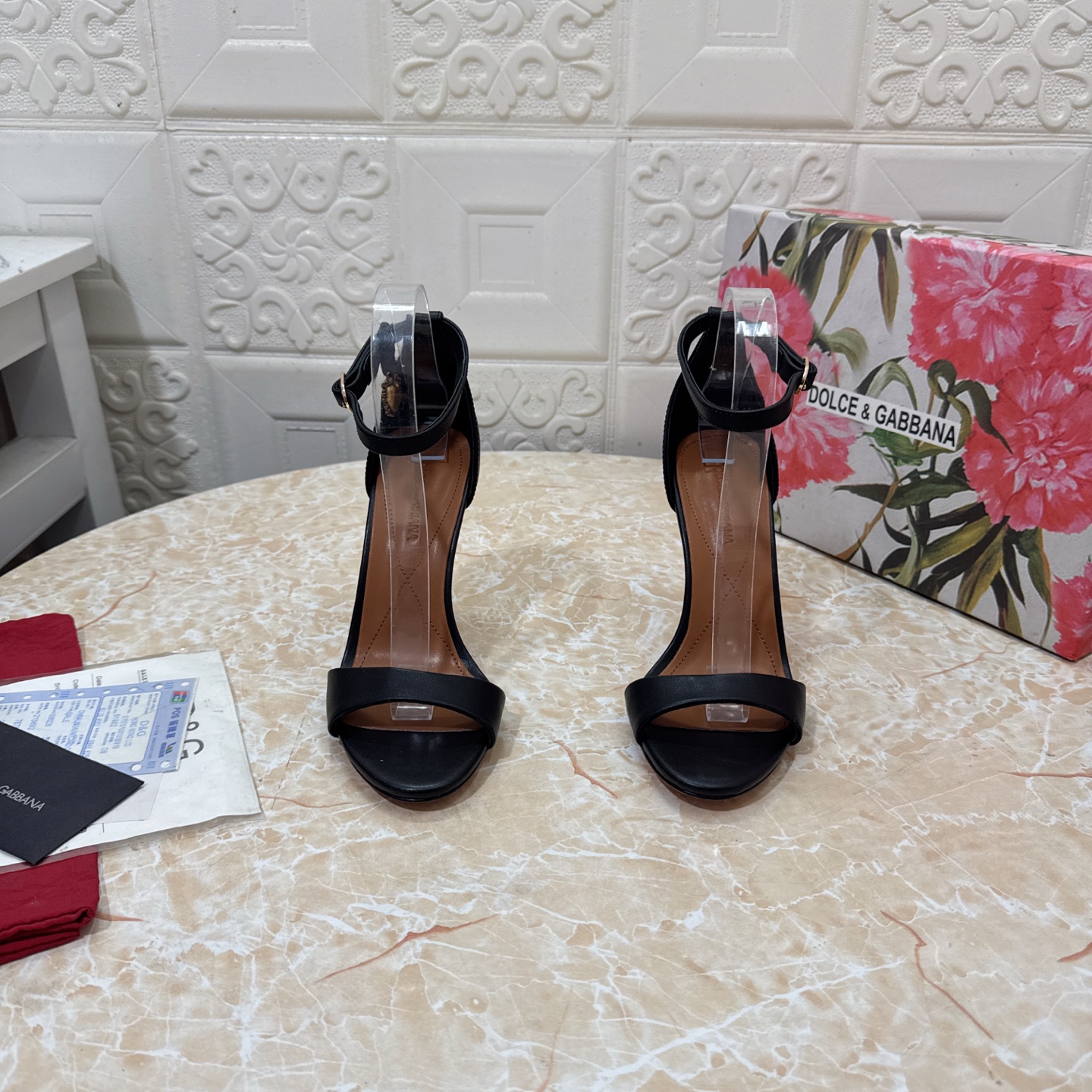 NO:240931,DG. Top version. High quality 2025 new model 1:1 open touch DG heart-shaped buckle decorative sandals, upper cowhide, inner sheepskin, heel height: 10.5cm, outsole, A-class original leather outsole, size SIZE.34–43 (34.42.43 custom made, no return or replacement), high heels, Dolce & Gabbana, sandals, high heels, cowhide, sheepskin, Leather soles19860909DG.顶级版本.高品质 2025新款 1:1开摸 DG心形扣装饰凉鞋 鞋面牛皮 内里羊皮  跟高:10.5cm 大底A级原版真皮大底 码数SIZE.34–43（34.42.43订做不退不换）,高跟鞋凉鞋,Dolce&Gabbana,sandals,high heels,cowhide,sheepskin,Leather soles,Women's Shoes