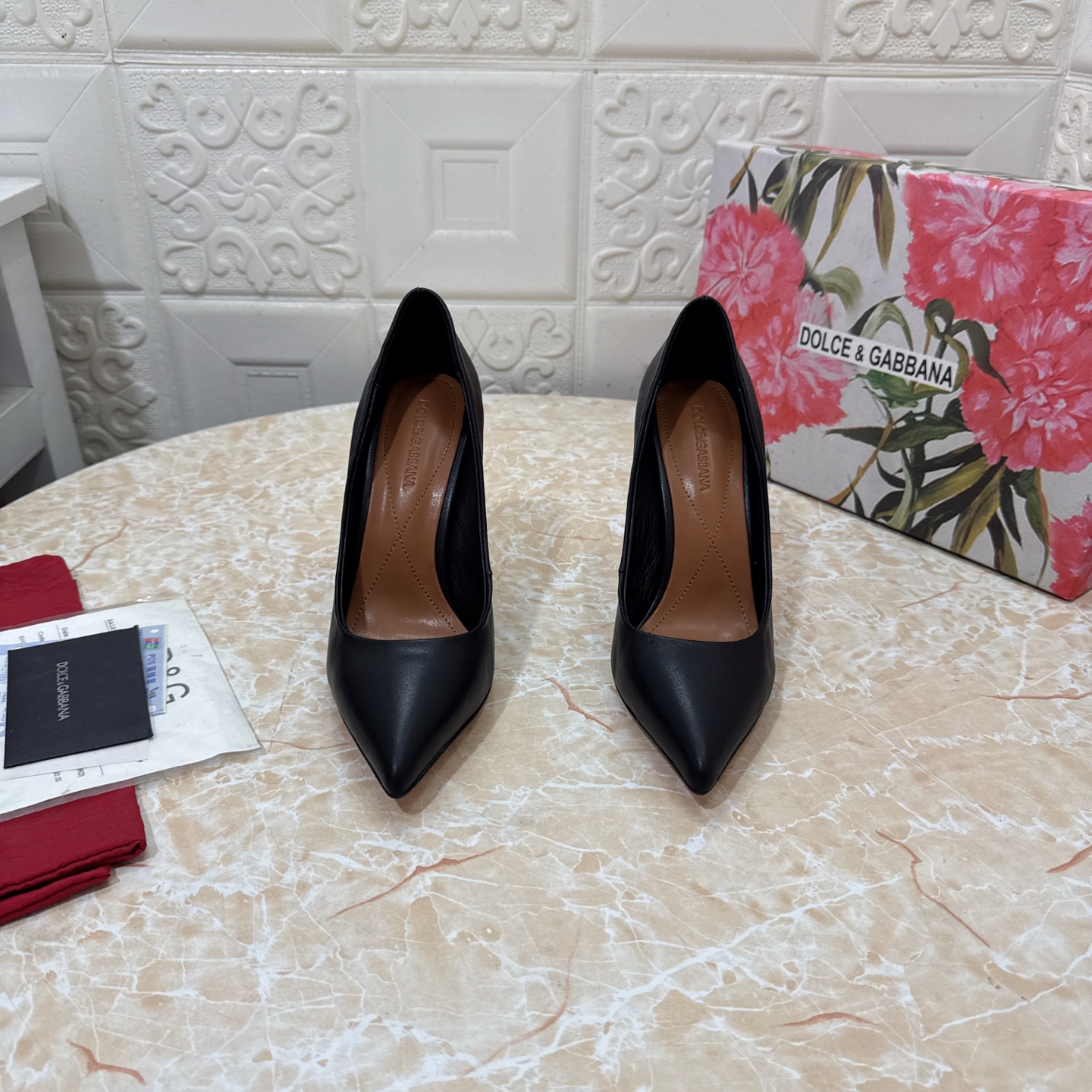 NO:241696,DG. Top version. High quality 2025 new model 1:1 open touch DG heart-shaped buckle decorative sandals, upper cowhide, inner sheepskin, heel height: 6.5cm/10.5cm, outsole, A-class original leather outsole, size SIZE.34–43 (34.42.43 custom made, no return or exchange), high heels, Dolce & Gabbana, sandals, high heels, cowhide, sheepskin, Leather soles19860909DG.顶级版本.高品质 2025新款 1:1开摸 DG心形扣装饰凉鞋 鞋面牛皮 内里羊皮  跟高:6.5cm/10.5cm 大底A级原版真皮大底 码数SIZE.34–43（34.42.43订做不退不换）,高跟鞋单鞋,Dolce&Gabbana,sandals,high heels,cowhide,sheepskin,Leather soles,Women's Shoes