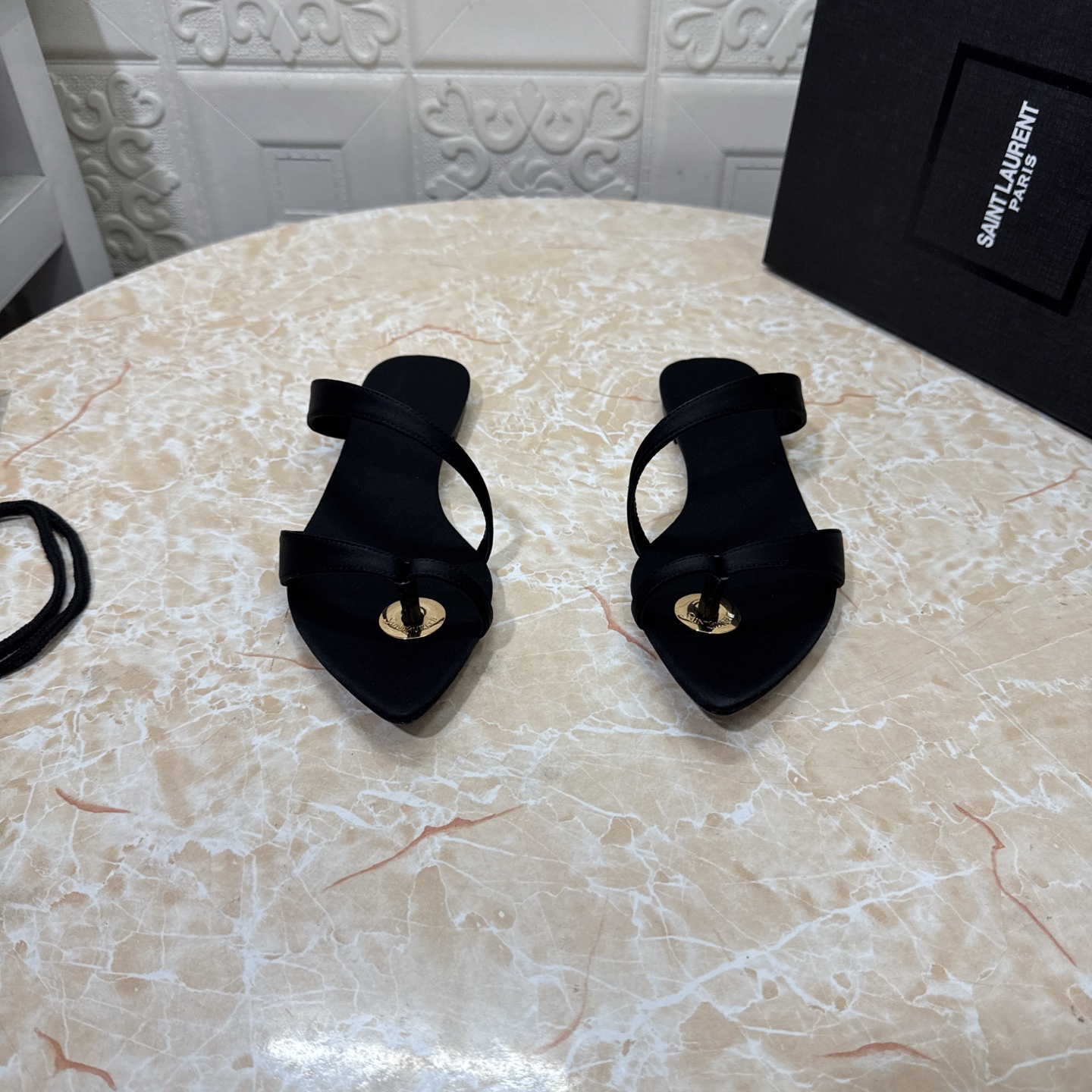 NO:245521,YSL. Top version. High quality. Configure full packaging. 2025 new model. Official website synchronization. 1:1 mold opening. Clip-toe flat sandals. Upper silk. Inner sheepskin. Heel height: flat sole. Outsole. A-class original leather outsole. Size SIZE.34–43 (34.42.43. Custom made without return or replacement), sandals, saint laurent, sandals, sheepskin, real silk, Leather soles19860909YSL.顶级版本.高品质. 配置全套包装 2025新款 官网同步 1:1开模 夹趾平底凉鞋 鞋面真丝 内里羊皮 跟高:平底 大底A级原版真皮大底 码数SIZE.34–43（34.42.43订做不退不换）,凉鞋,saint laurent,sandals,sheepskin,real silk,Leather soles,Women's Shoes