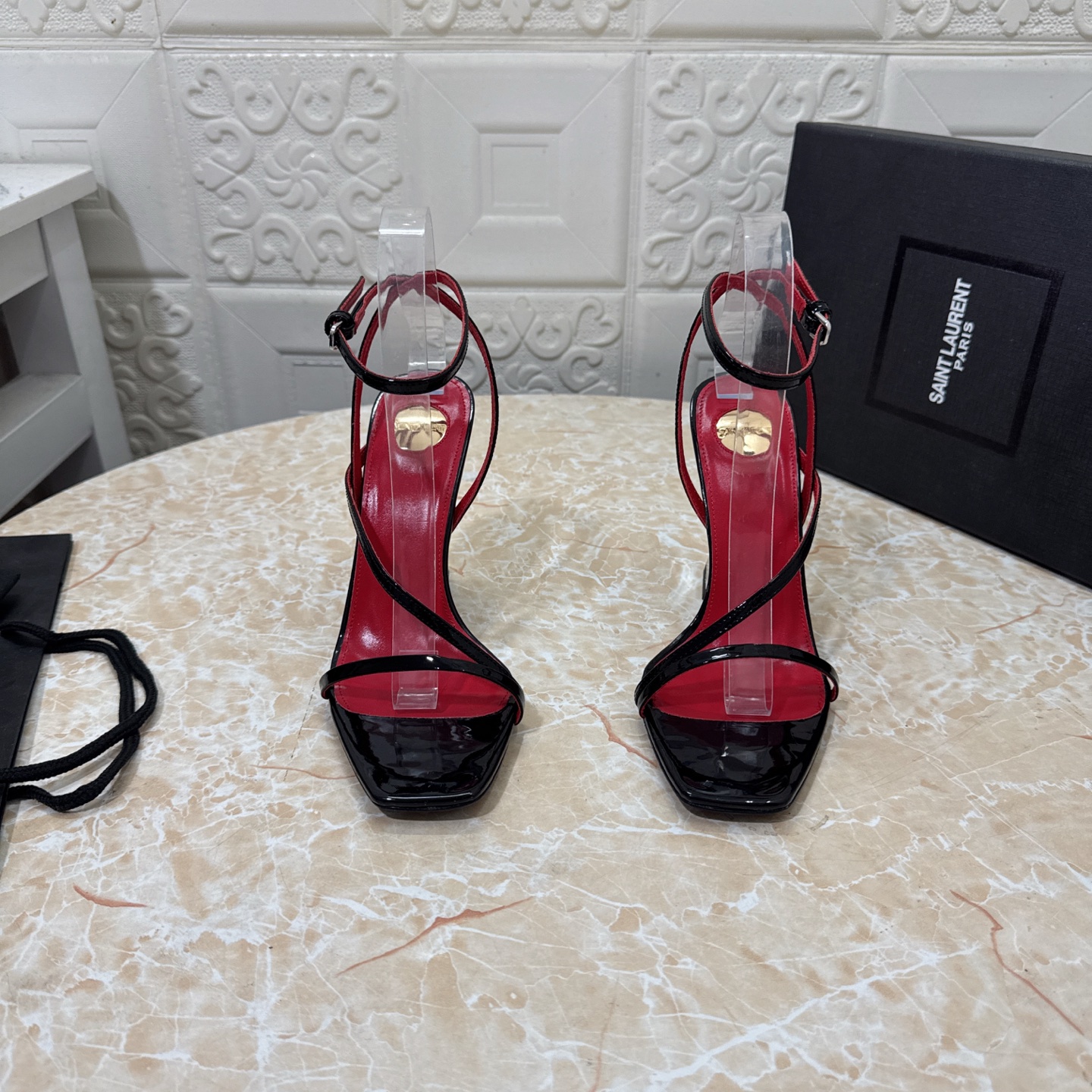 NO:245549,YSL. Top version. High quality. Configure full packaging. 2025 new model. Official website synchronization. 1:1 mold opening. Thick heel sandals. Upper patent leather. Inner sheepskin. Heel height: 10.5cm. Outsole. A-level original leather outsole. Size SIZE.34–43 (34.42.43. Custom made without return or replacement), high heels. saint laurent, sandals, high heels, sheepskin, Leather soles.19860909YSL.顶级版本.高品质. 配置全套包装 2025新款 官网同步 1:1开模 粗跟凉鞋 鞋面漆皮 内里羊皮 跟高:10.5cm 大底A级原版真皮大底 码数SIZE.34–43（34.42.43订做不退不换）,高跟鞋凉鞋,saint laurent,sandals,high heels,sheepskin,Leather soles,Women's Shoes