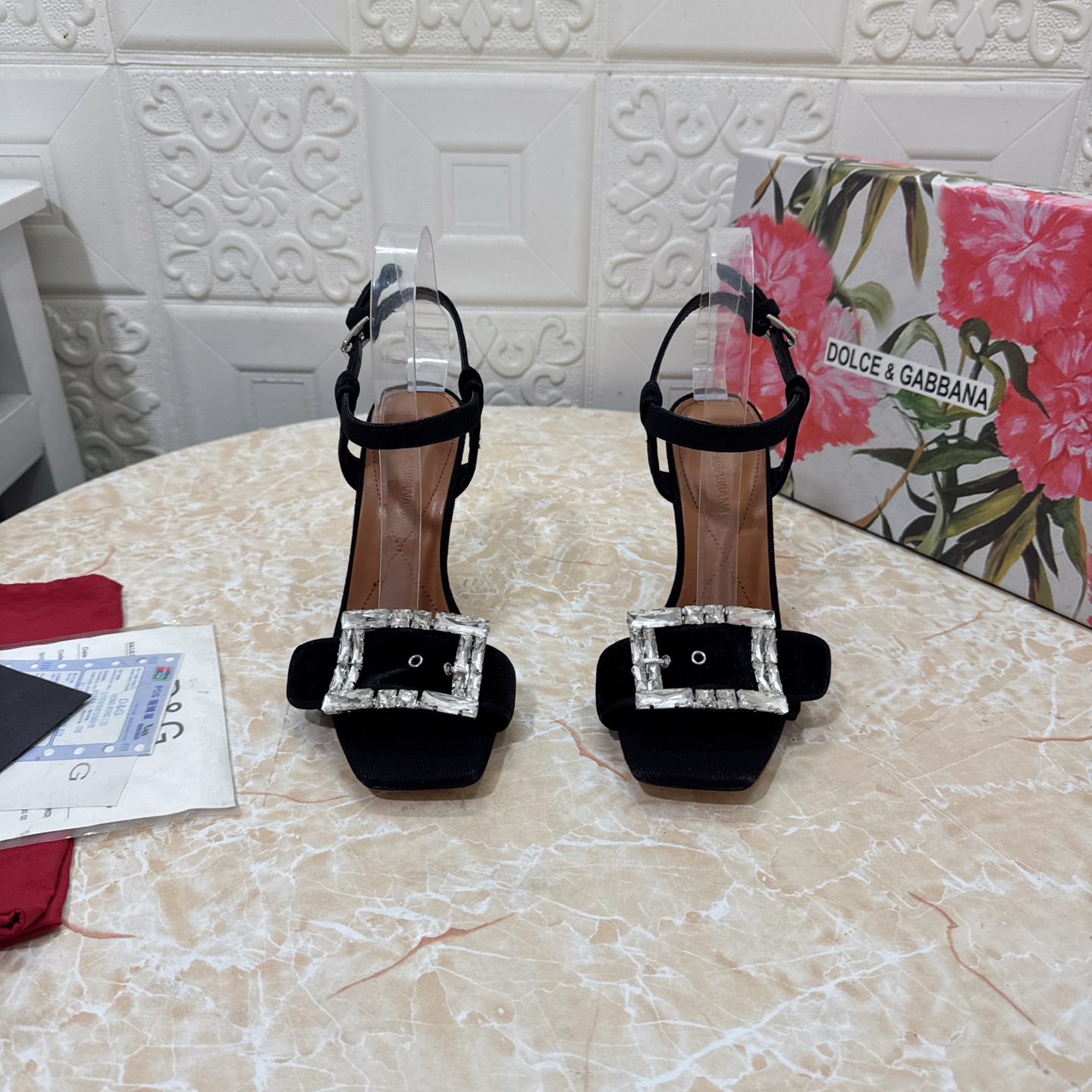 NO:261546,DG. Top version. High quality 2025 new model. Official website synchronization 1:1 open touch Rhinestone buckle decorative sandals, upper velvet, inner sheepskin, heel height: 10.5cm, outsole, A-class original leather outsole, size SIZE.34–43 (34.42.43 custom made, no return or replacement), high heels, Dolce & Gabbana, sandals, high heels, sheepskin, Leather soles19860909DG.顶级版本.高品质 2025新款 官网同步 1:1开摸 水钻扣装饰凉鞋 鞋面天鹅绒 内里羊皮  跟高:10.5cm 大底A级原版真皮大底 码数SIZE.34–43（34.42.43订做不退不换）,高跟鞋凉鞋,Dolce&Gabbana,sandals,high heels,sheepskin,Leather soles,Women's Shoes