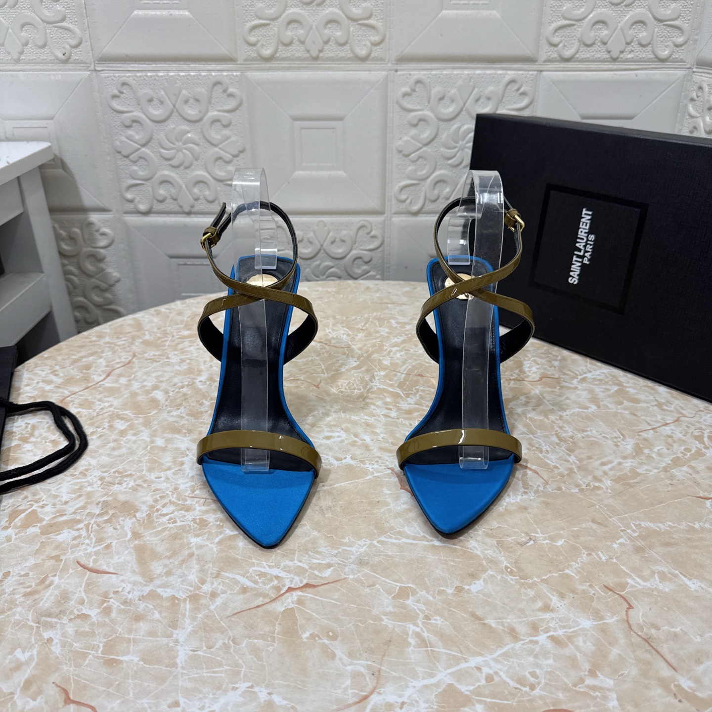 NO:265034,YSL. Top version. High quality. Configure full packaging. 2025 new model. Official website synchronization. 1:1 mold opening. Thin heel sandals. Upper cowhide/paper leather. Inner sheepskin. Heel height: 10.5cm. Outsole. A-level original black leather outsole. Size SIZE.34–43 (34.42.43. Custom made without return or replacement), high heels. saint laurent, sandals, high heels, cowhide, sheepskin, Leather soles19860909YSL.顶级版本.高品质. 配置全套包装 2025新款 官网同步 1:1开模 细跟凉鞋 鞋面牛皮/漆皮 内里羊皮 跟高:10.5cm 大底A级原版黑色真皮大底 码数SIZE.34–43（34.42.43订做不退不换）,高跟鞋凉鞋,saint laurent,sandals,high heels,cowhide,sheepskin,Leather soles,Women's Shoes