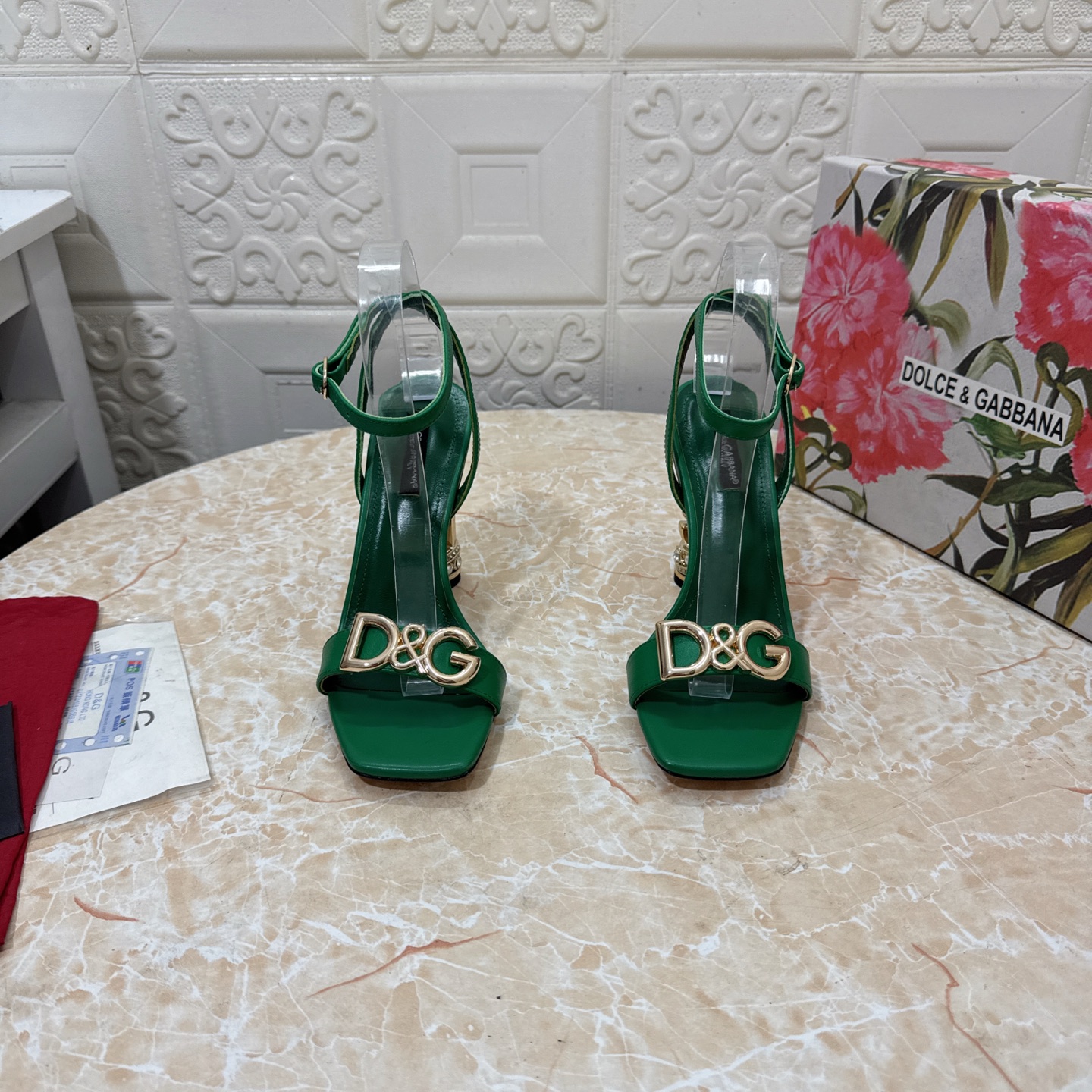 NO:266400,DG. Top version. High quality 2025 new model Exclusive mold opening DG pearl buckle heel sandals Upper cowhide/paper leather inner sheepskin Heel height: 10.5cm Outsole A-grade original leather outsole Size SIZE.34–43 (34.42.43 custom made without return or replacement), high heels sandals, Dolce & Gabbana, sandals, high heels, cowhide, sheepskin, Leather soles19860909DG.顶级版本.高品质 2025新款 独家开模 DG珍珠扣跟凉鞋 鞋面牛皮/漆皮 内里羊皮  跟高:10.5cm 大底A级原版真皮大底 码数SIZE.34–43（34.42.43订做不退不换）,高跟鞋凉鞋,Dolce&Gabbana,sandals,high heels,cowhide,sheepskin,Leather soles,Women's Shoes