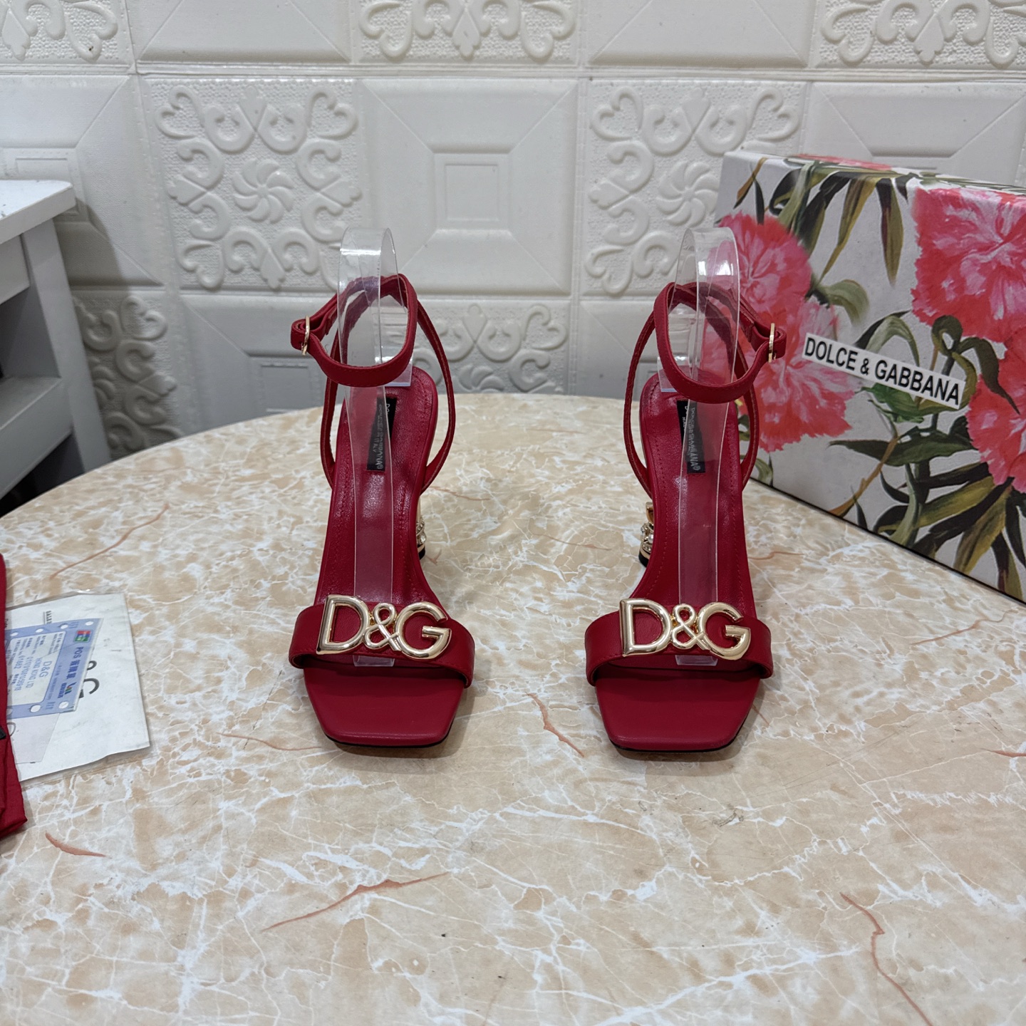 NO:266402,DG. Top version. High quality 2025 new model Exclusive mold opening DG pearl buckle heel sandals Upper cowhide/paper leather inner sheepskin Heel height: 10.5cm Outsole A-grade original leather outsole Size SIZE.34–43 (34.42.43 custom made without return or replacement), high heels sandals, Dolce & Gabbana, sandals, high heels, cowhide, sheepskin, Leather soles19860909DG.顶级版本.高品质 2025新款 独家开模 DG珍珠扣跟凉鞋 鞋面牛皮/漆皮 内里羊皮  跟高:10.5cm 大底A级原版真皮大底 码数SIZE.34–43（34.42.43订做不退不换）,高跟鞋凉鞋,Dolce&Gabbana,sandals,high heels,cowhide,sheepskin,Leather soles,Women's Shoes