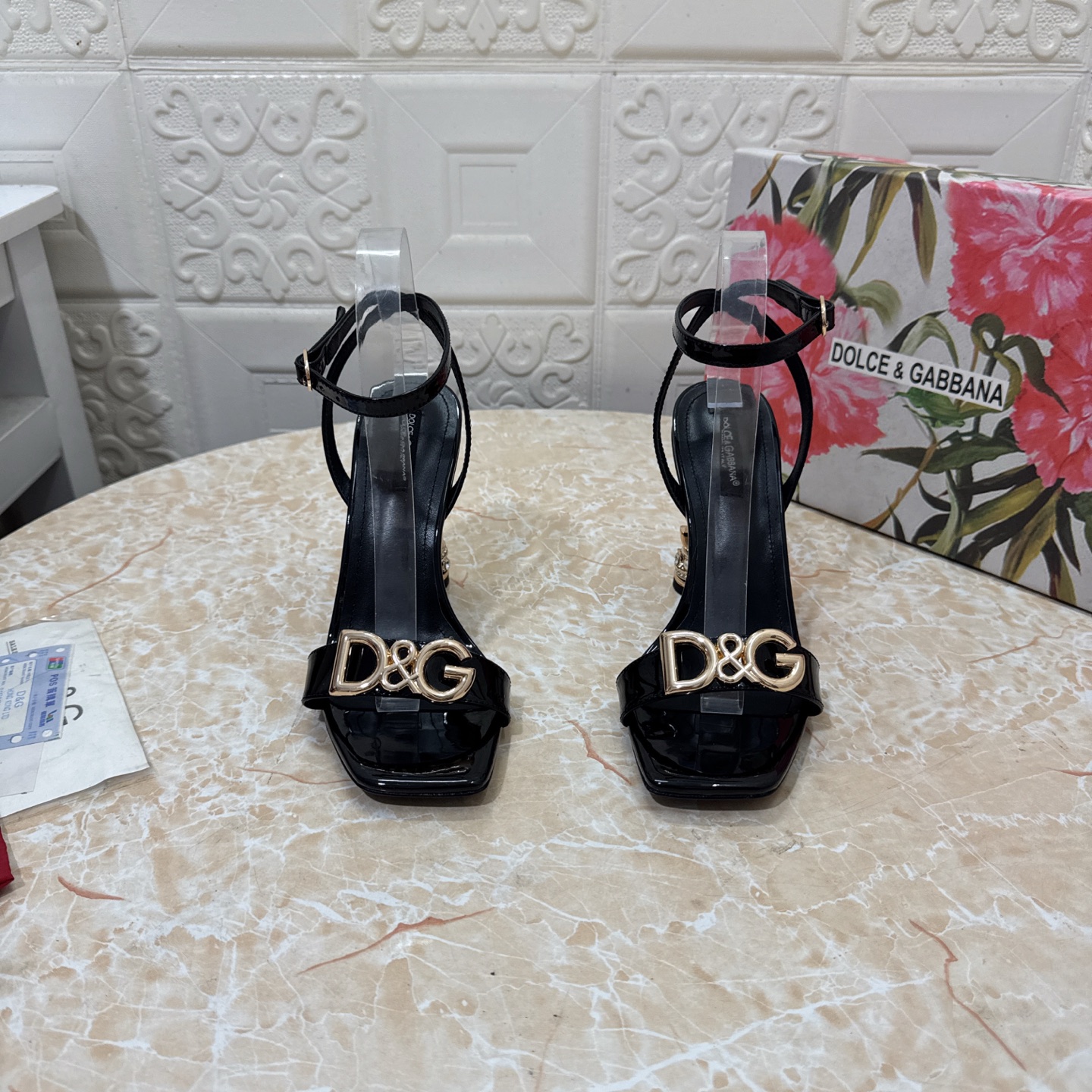 NO:266403,DG. Top version. High quality 2025 new model Exclusive mold opening DG pearl buckle heel sandals Upper cowhide/paper leather inner sheepskin Heel height: 10.5cm Outsole A-grade original leather outsole Size SIZE.34–43 (34.42.43 custom made without return or replacement), high heels sandals, Dolce & Gabbana, sandals, high heels, cowhide, sheepskin, Leather soles19860909DG.顶级版本.高品质 2025新款 独家开模 DG珍珠扣跟凉鞋 鞋面牛皮/漆皮 内里羊皮  跟高:10.5cm 大底A级原版真皮大底 码数SIZE.34–43（34.42.43订做不退不换）,高跟鞋凉鞋,Dolce&Gabbana,sandals,high heels,cowhide,sheepskin,Leather soles,Women's Shoes