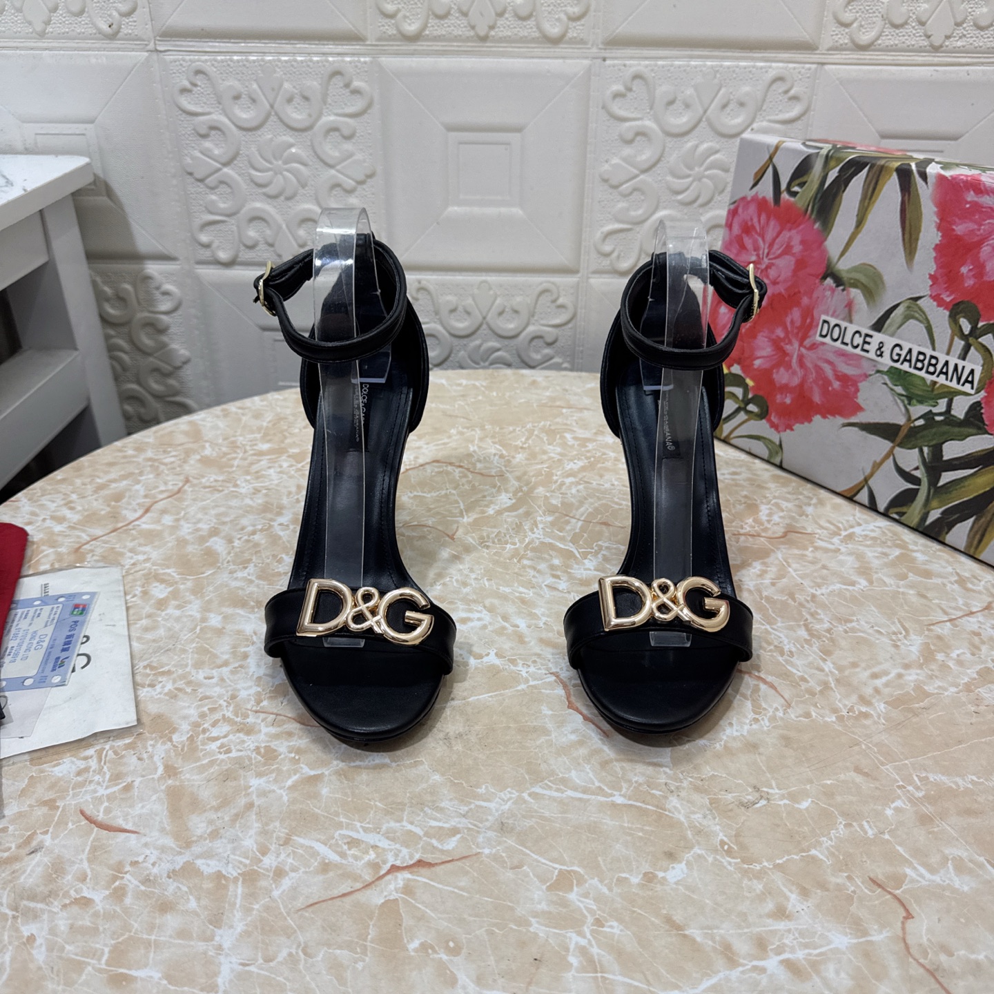 NO:266406,DG. Top version. High quality 2025 new model Exclusive mold opening DG big gold buckle heel sandals, upper cowhide inner sheepskin heel height: 10.5cm outsole A-class original leather outsole size SIZE.34–43 (34.42.43 custom made without return or replacement), high heels sandals, Dolce & Gabbana, sandals, high heels, cowhide, sheepskin, Leather soles19860909DG.顶级版本.高品质 2025新款 独家开模 DG大金扣跟凉鞋 鞋面牛皮 内里羊皮  跟高:10.5cm 大底A级原版真皮大底 码数SIZE.34–43（34.42.43订做不退不换）,高跟鞋凉鞋,Dolce&Gabbana,sandals,high heels,cowhide,sheepskin,Leather soles,Women's Shoes