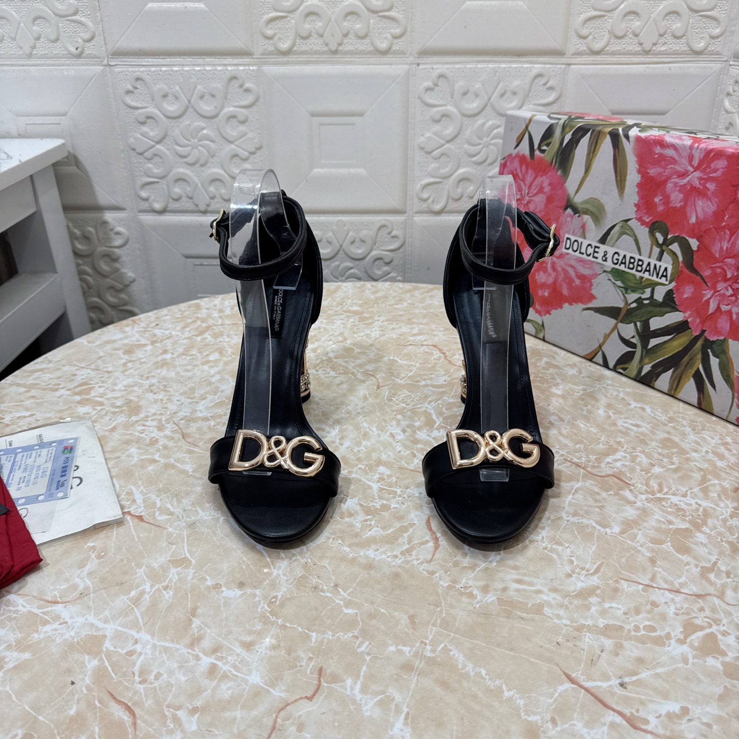 NO:382979,DG. Top version. High quality 2025 new model Exclusive mold opening DG pearl buckle heel sandals Upper cowhide/paper leather inner sheepskin Heel height: 10.5cm Outsole A-grade original leather outsole Size SIZE.34–43 (34.42.43 custom made without return or replacement), high heels sandals, sandals, high heels, cowhide, sheepskin, Leather soles19860909DG.顶级版本.高品质 2025新款 独家开模 DG珍珠扣跟凉鞋 鞋面牛皮/漆皮 内里羊皮  跟高:10.5cm 大底A级原版真皮大底 码数SIZE.34–43（34.42.43订做不退不换）,高跟鞋凉鞋,sandals,high heels,cowhide,sheepskin,Leather soles,Women's Shoes