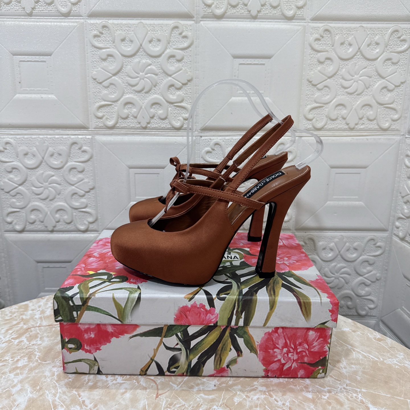 p370 DG.顶级版本.高品质💪💪
2025新款 官网同步 1:1开模 内水台凉鞋👠💕
🔸鞋面：真丝
🔹内里：羊皮  
🔸跟高:   13.5cm。水台3cm
🔻大底：A级原版真皮大底 
🔺码数：SIZE.34–43（34.42.43订做不退不换）