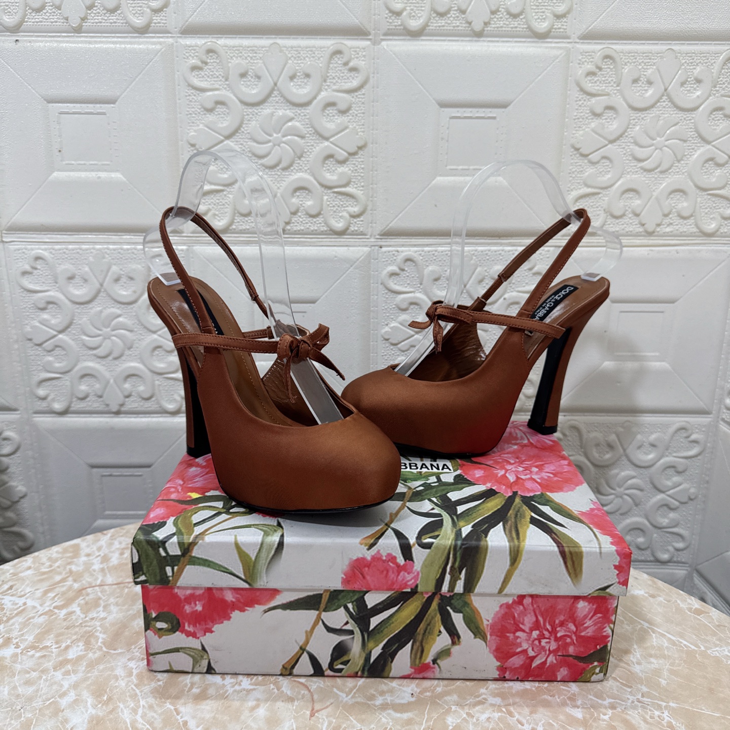 p370 DG.顶级版本.高品质💪💪
2025新款 官网同步 1:1开模 内水台凉鞋👠💕
🔸鞋面：真丝
🔹内里：羊皮  
🔸跟高:   13.5cm。水台3cm
🔻大底：A级原版真皮大底 
🔺码数：SIZE.34–43（34.42.43订做不退不换）