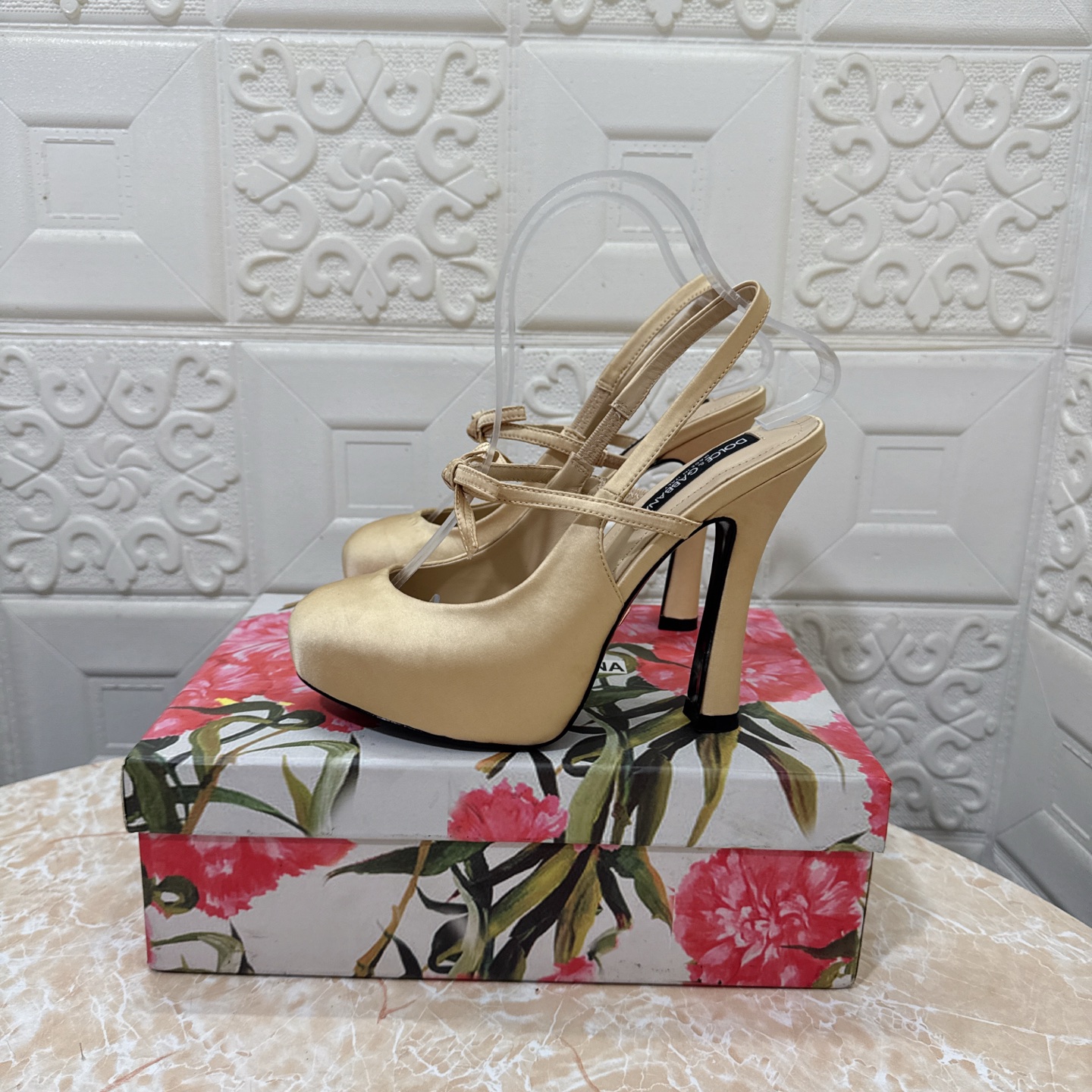 p370 DG.顶级版本.高品质💪💪
2025新款 官网同步 1:1开模 内水台凉鞋👠💕
🔸鞋面：真丝
🔹内里：羊皮  
🔸跟高:   13.5cm。水台3cm
🔻大底：A级原版真皮大底 
🔺码数：SIZE.34–43（34.42.43订做不退不换）