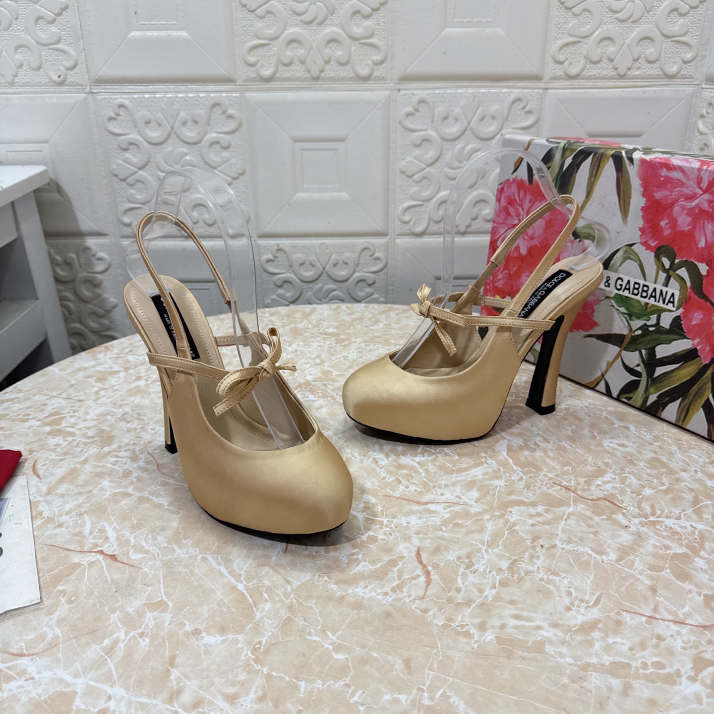 p370 DG.顶级版本.高品质💪💪
2025新款 官网同步 1:1开模 内水台凉鞋👠💕
🔸鞋面：真丝
🔹内里：羊皮  
🔸跟高:   13.5cm。水台3cm
🔻大底：A级原版真皮大底 
🔺码数：SIZE.34–43（34.42.43订做不退不换）
