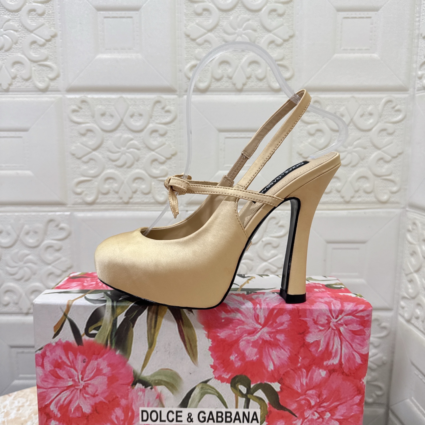 p370 DG.顶级版本.高品质💪💪
2025新款 官网同步 1:1开模 内水台凉鞋👠💕
🔸鞋面：真丝
🔹内里：羊皮  
🔸跟高:   13.5cm。水台3cm
🔻大底：A级原版真皮大底 
🔺码数：SIZE.34–43（34.42.43订做不退不换）