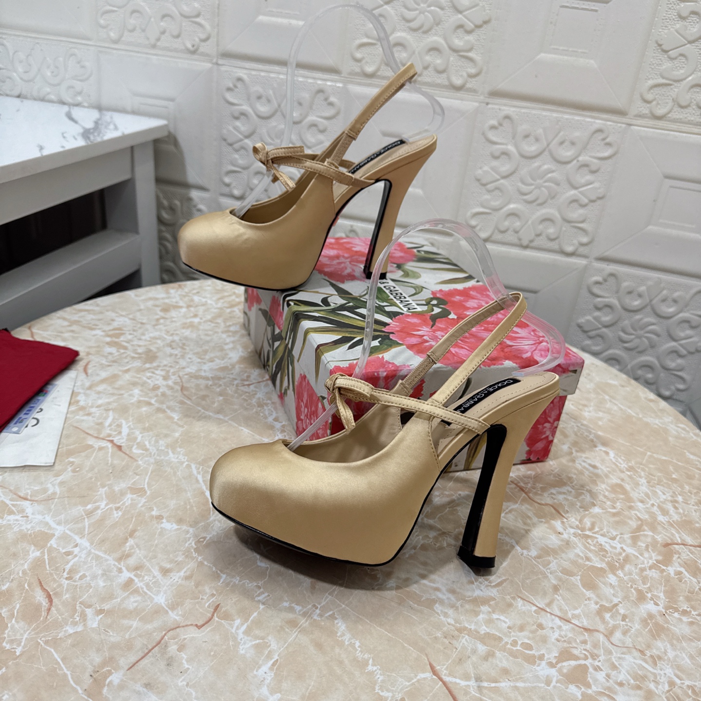 p370 DG.顶级版本.高品质💪💪
2025新款 官网同步 1:1开模 内水台凉鞋👠💕
🔸鞋面：真丝
🔹内里：羊皮  
🔸跟高:   13.5cm。水台3cm
🔻大底：A级原版真皮大底 
🔺码数：SIZE.34–43（34.42.43订做不退不换）